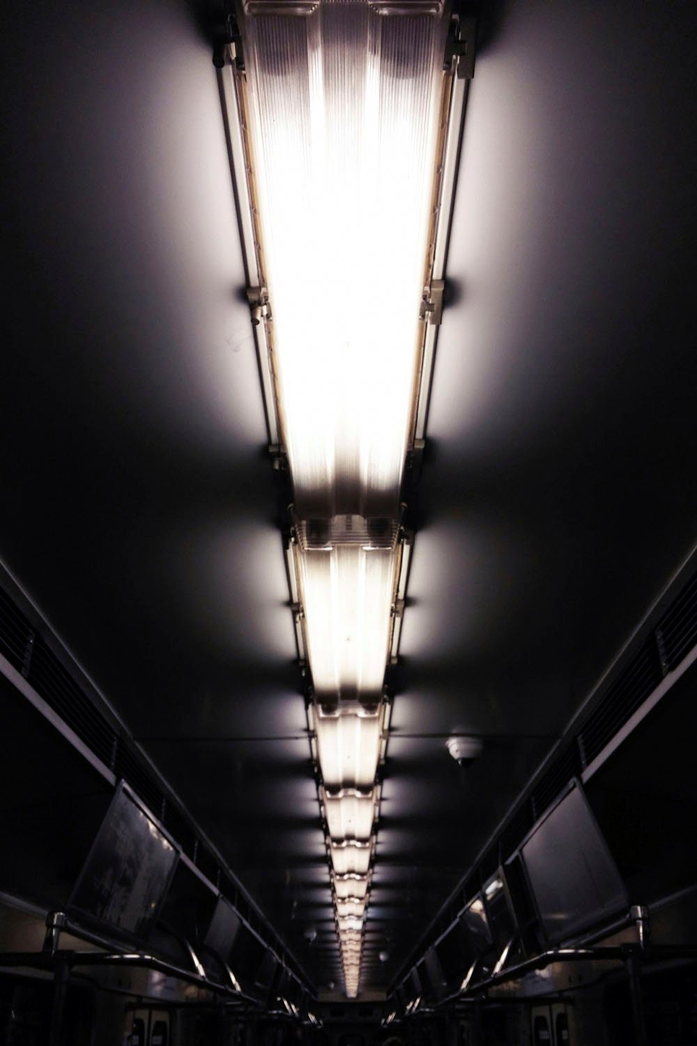 queence Acrylglasbild Zug im Licht