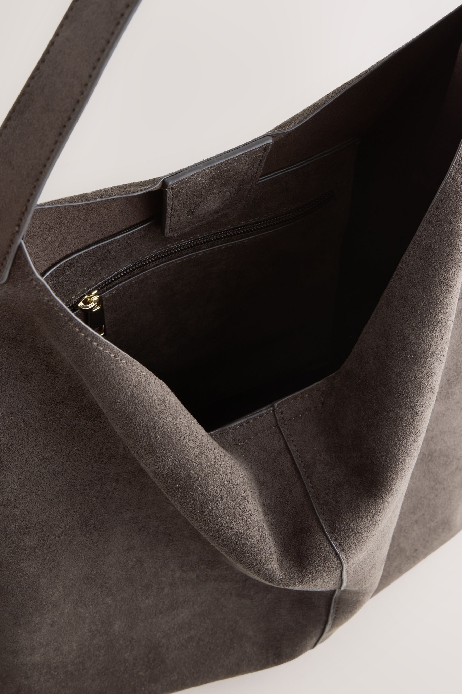 Next Schultertasche Schultertasche aus Velourskunstleder (1-tlg)