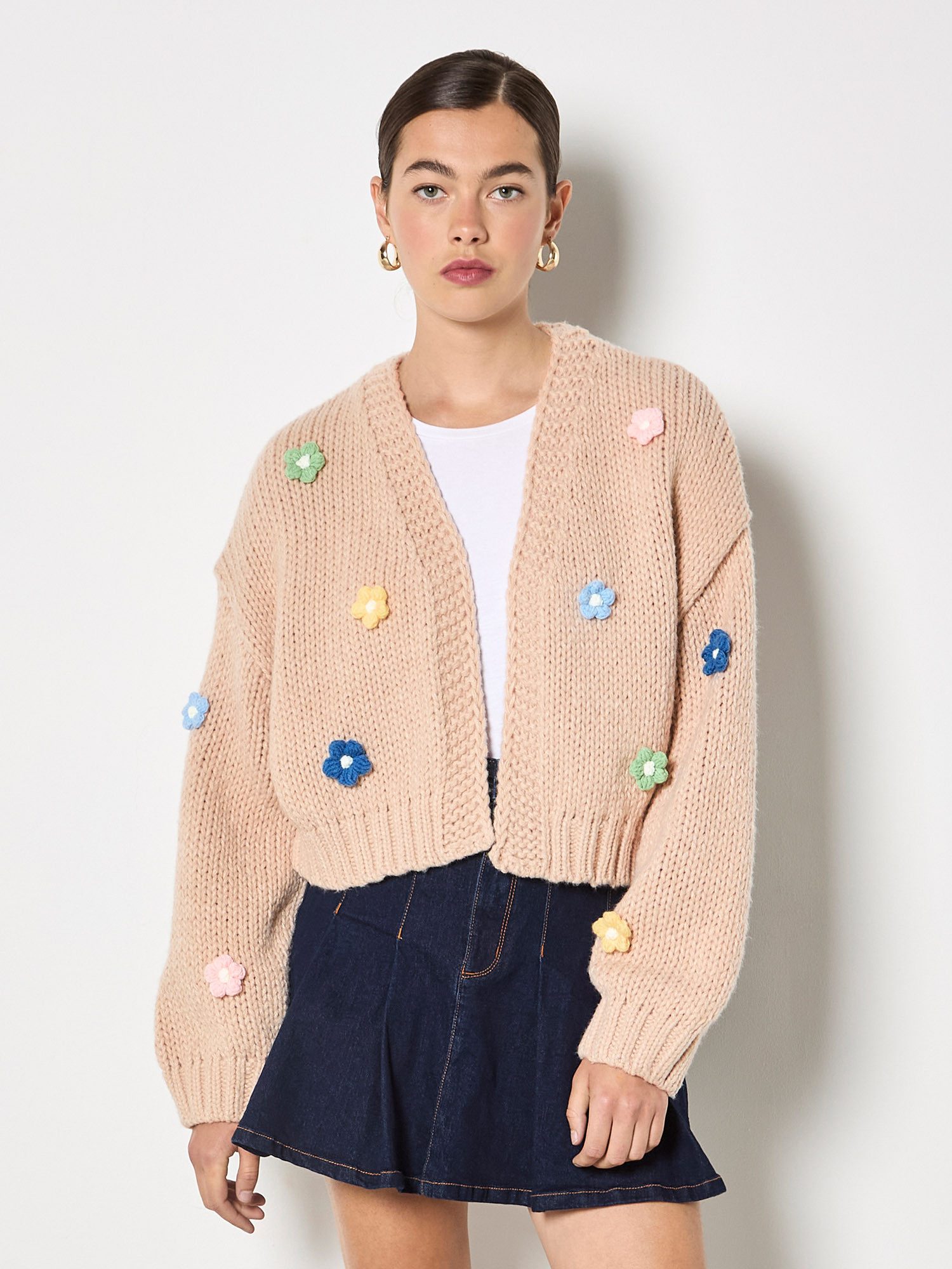 Apricot Cardigan Grobstrick-Strickjacke mit Gänseblümchen-Applikation günstig online kaufen