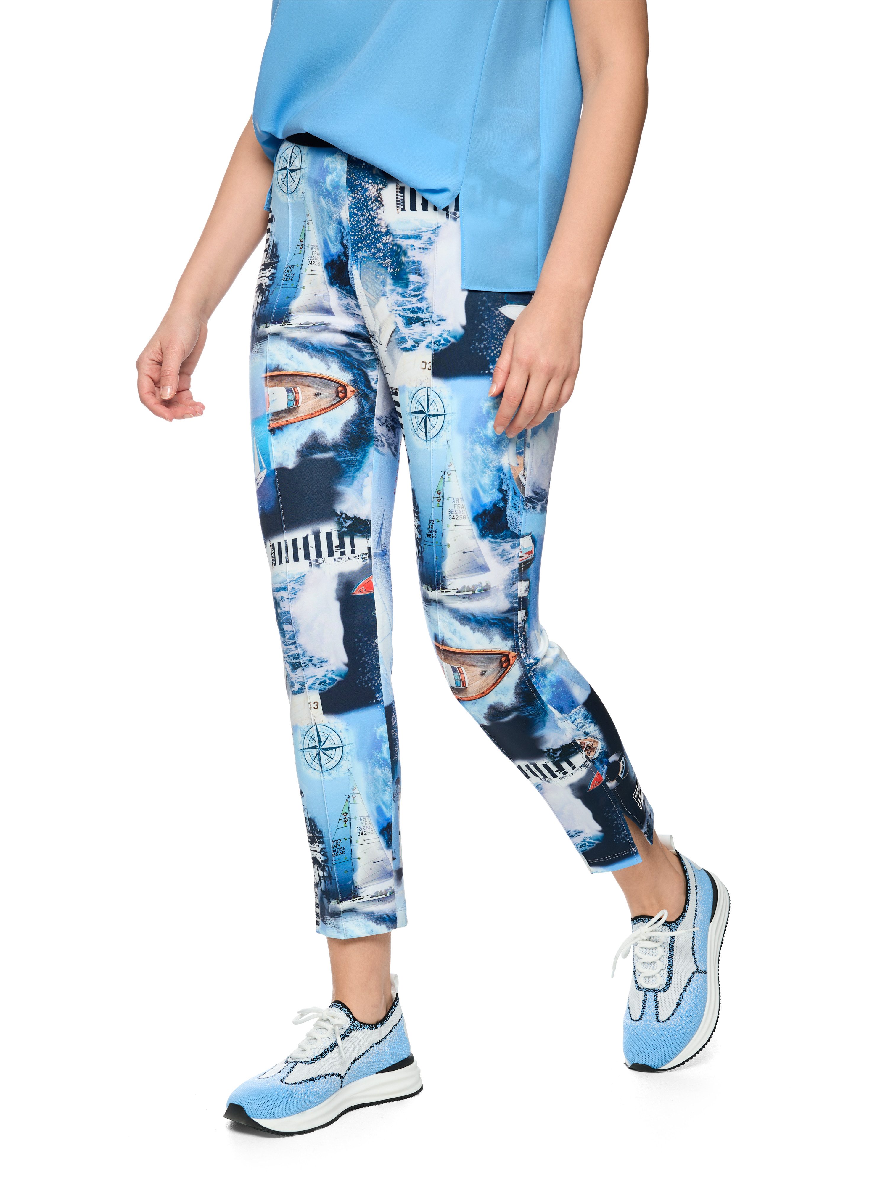 Marc Cain Leggings Salty Breeze Premium Damenmode Model Sofia mit Print