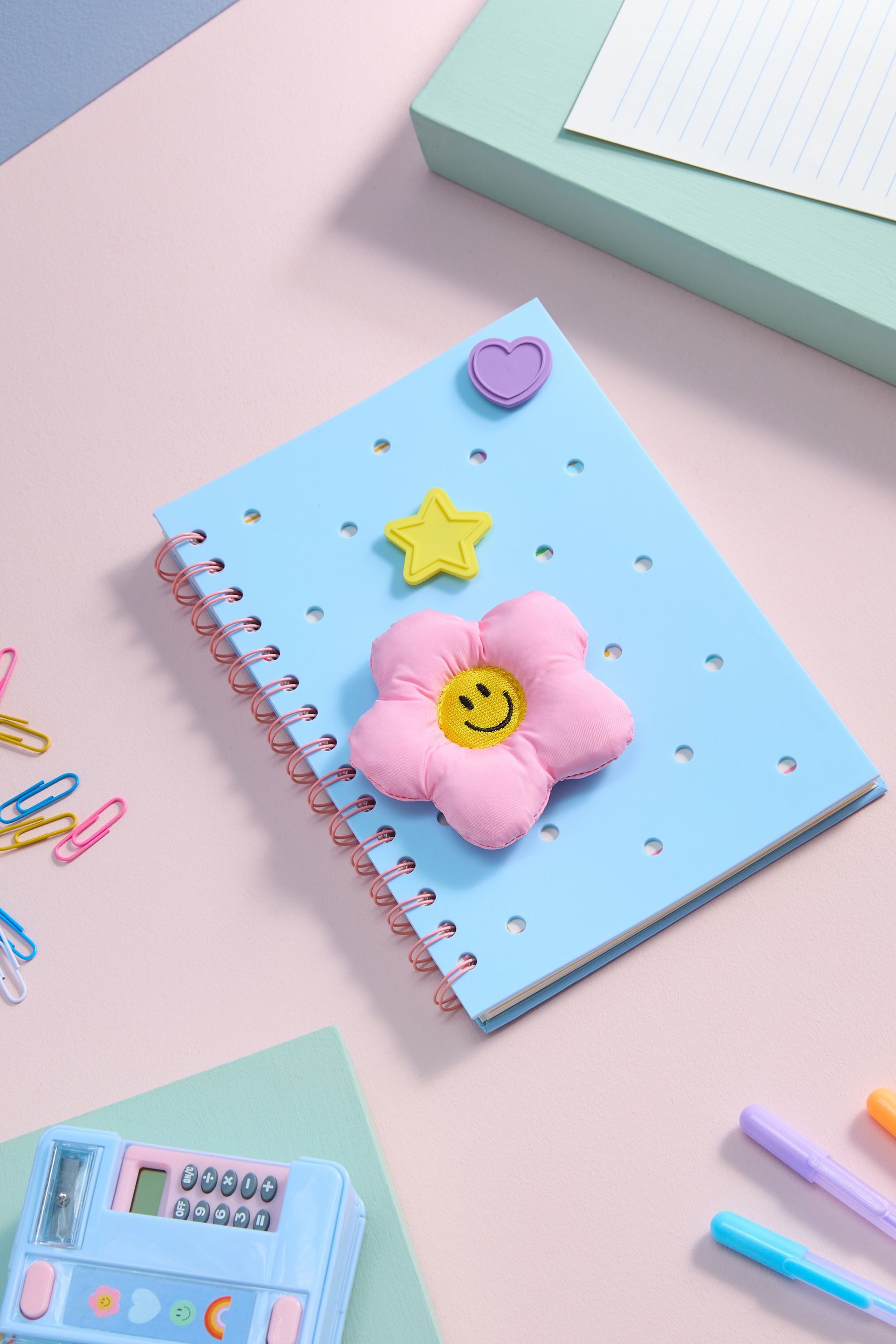 Next Notizbuch Liniertes A5-Notizbuch mit Anhänger, Flower Power