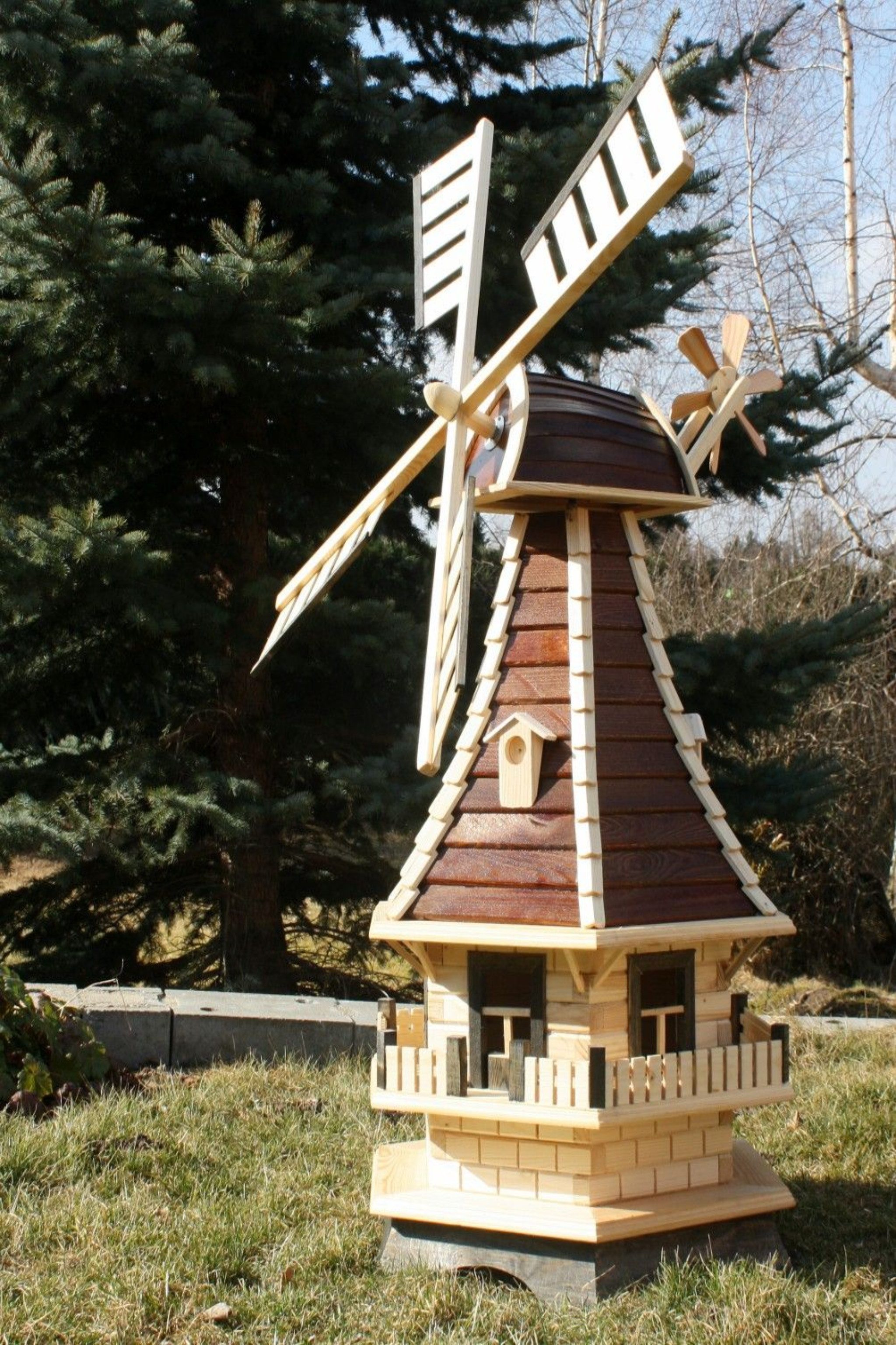 Holzdekoladen Deko-Windrad 6-eckige Gartenwindmühle Holz 130 cm – mit Gauben & Solarlicht