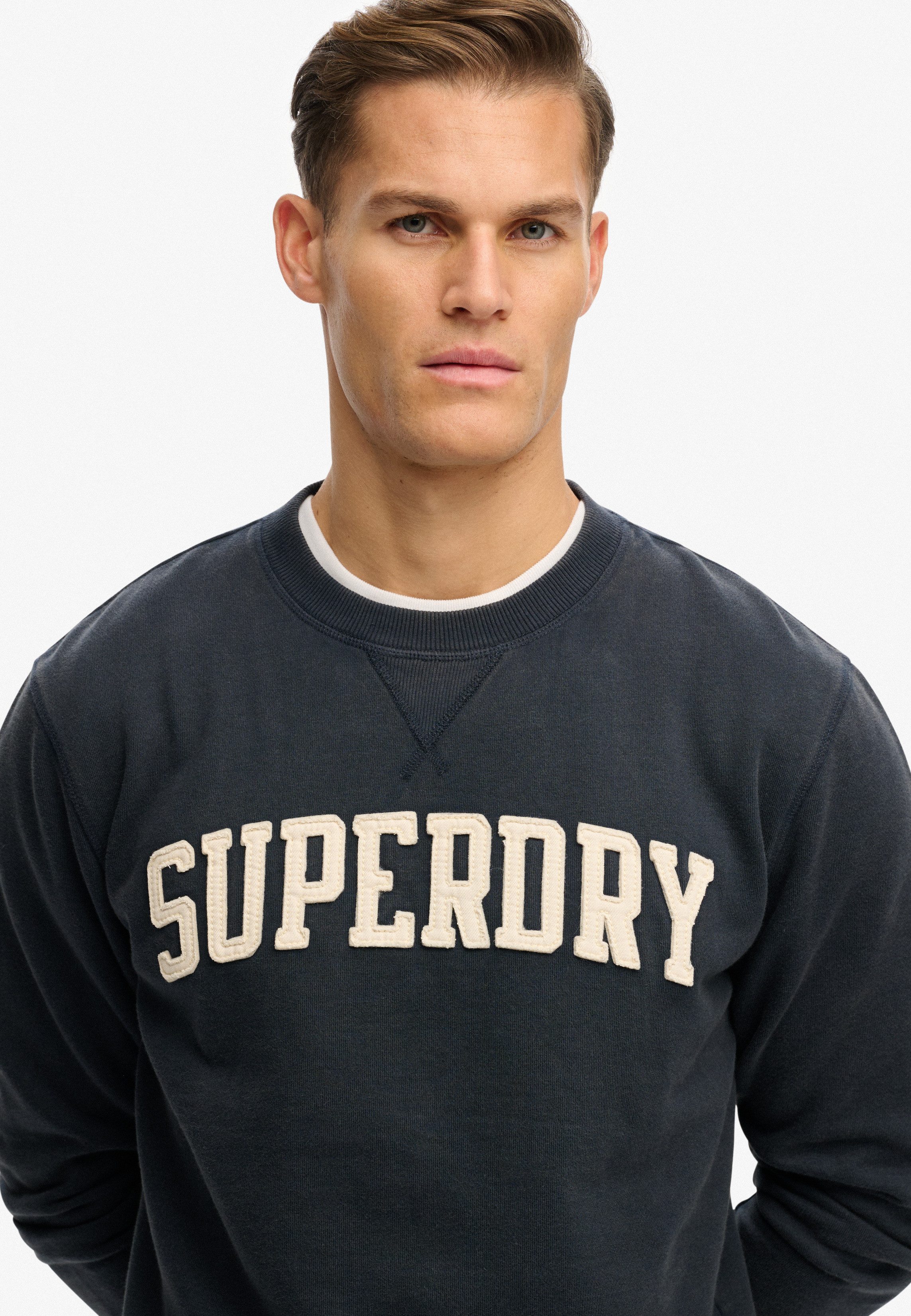 Superdry Sweatshirt VINTAGE ATHLETIC CREW aus Baumwolle und angerauter Sweatware, Loose Fit, ohne Verschluss – Bild 4 von 5