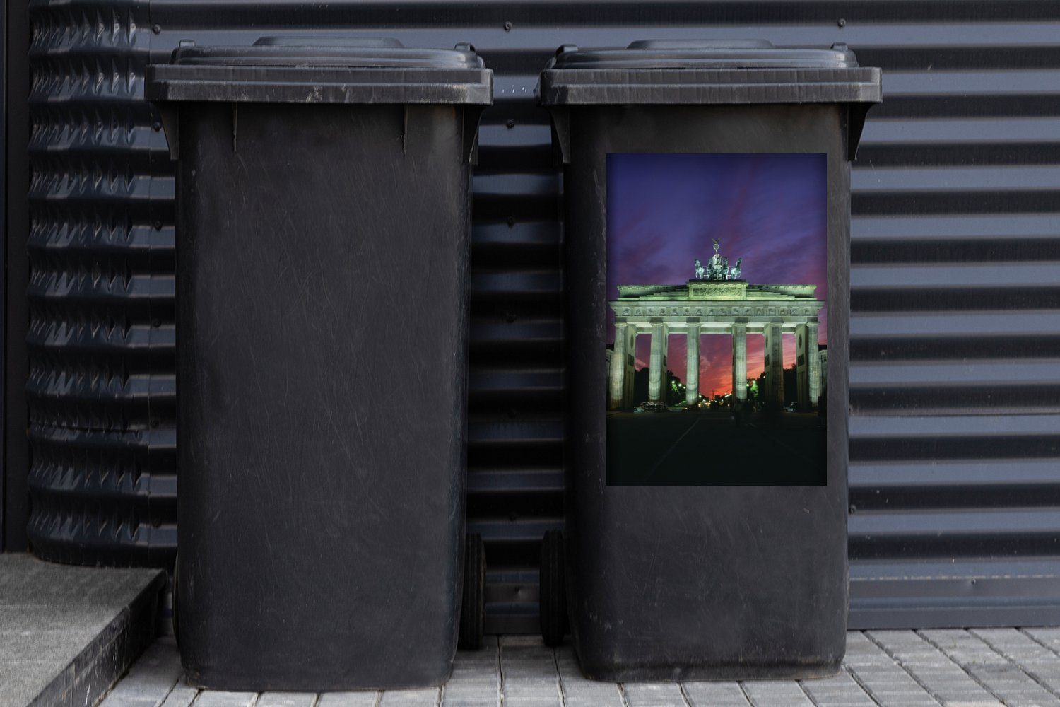 Wandsticker in Mülleimer-aufkleber, Sticker, (1 MuchoWow St), Mülltonne, Das mit einem Berlin, Abfalbehälter Container, Tor Deutschland, Brandenburger farbenfrohen