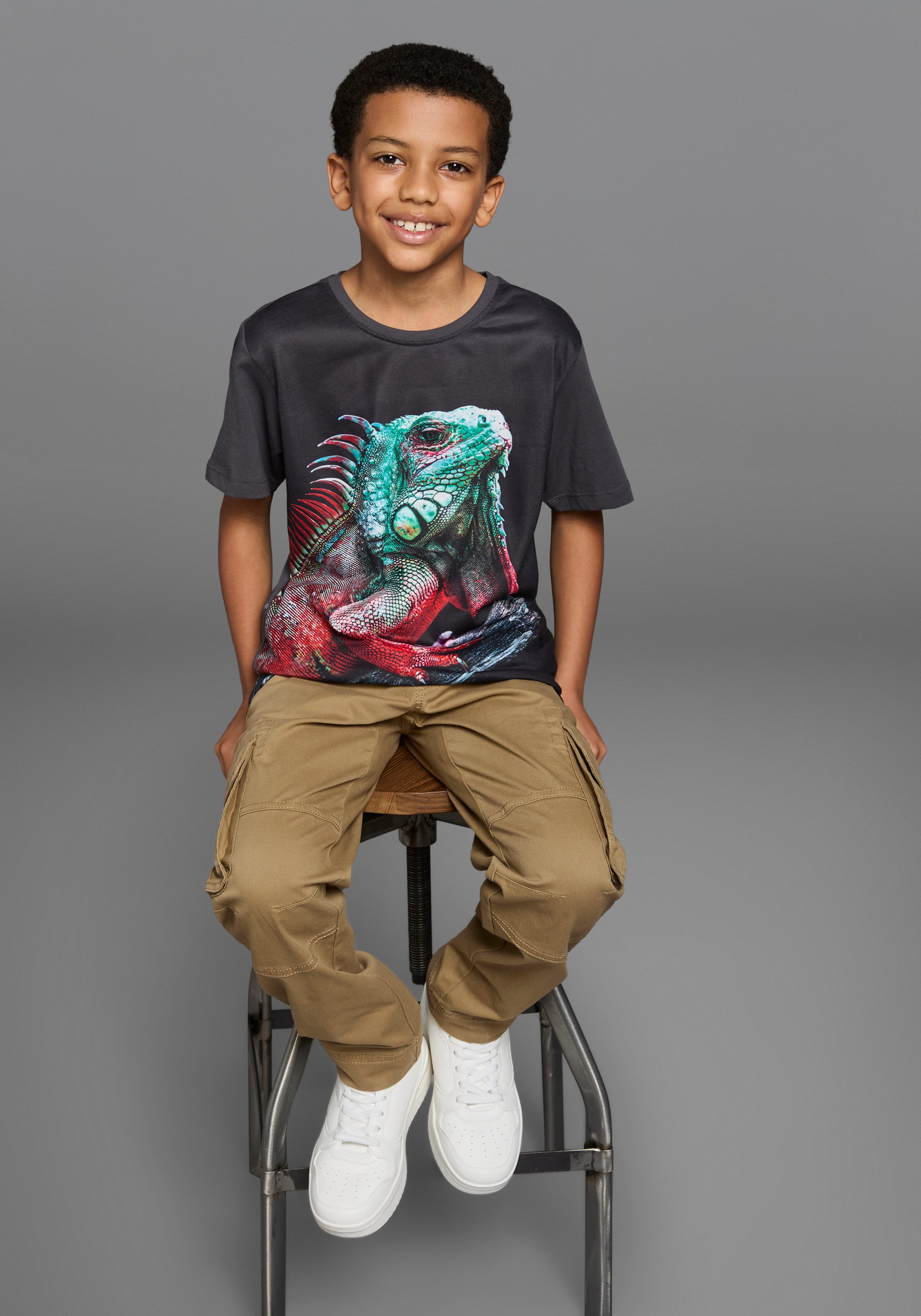KIDSWORLD T-Shirt Fotoprint: LITTLE LIZARD Kurzarm, mit stylischem Leguan-Druck, Rundhalsausschnitt – Bild 4 von 5