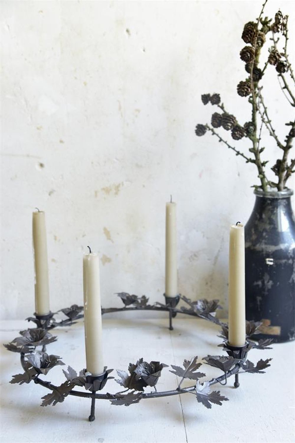Jeanne d´Arc living Adventskranz Kerzenkranz Eisen 4 Kerzenhalter Blüten Dekokranz Vintage, Mit dekorativen Metallblättern und natürlicher Patina