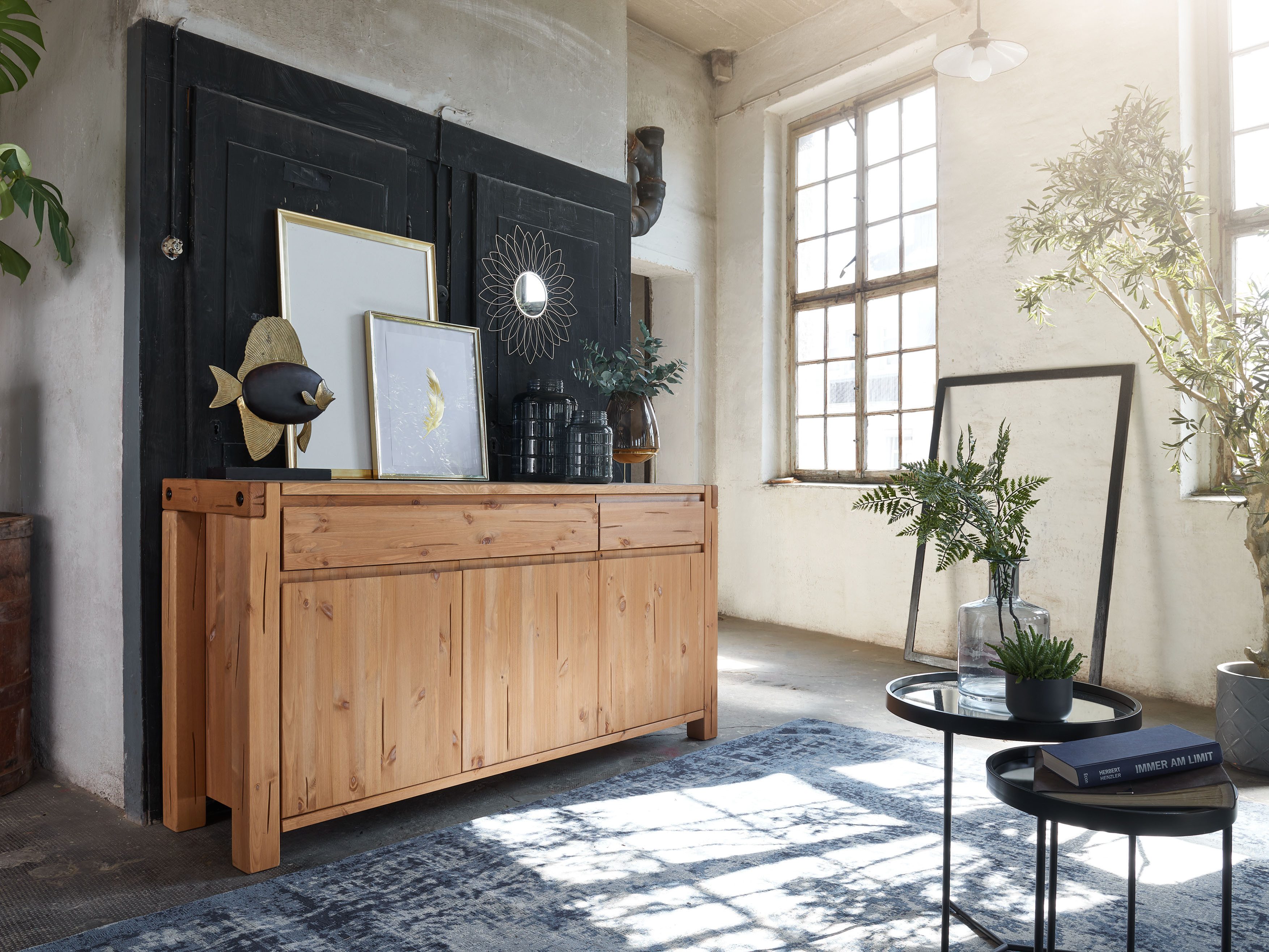 Woodroom Kommode Thun (Maße: 175 × 88 × 44 cm), Sideboard, Anrichte, massive Kiefer eichefarbig honig gebeizt & geölt – Bild 5 von 5