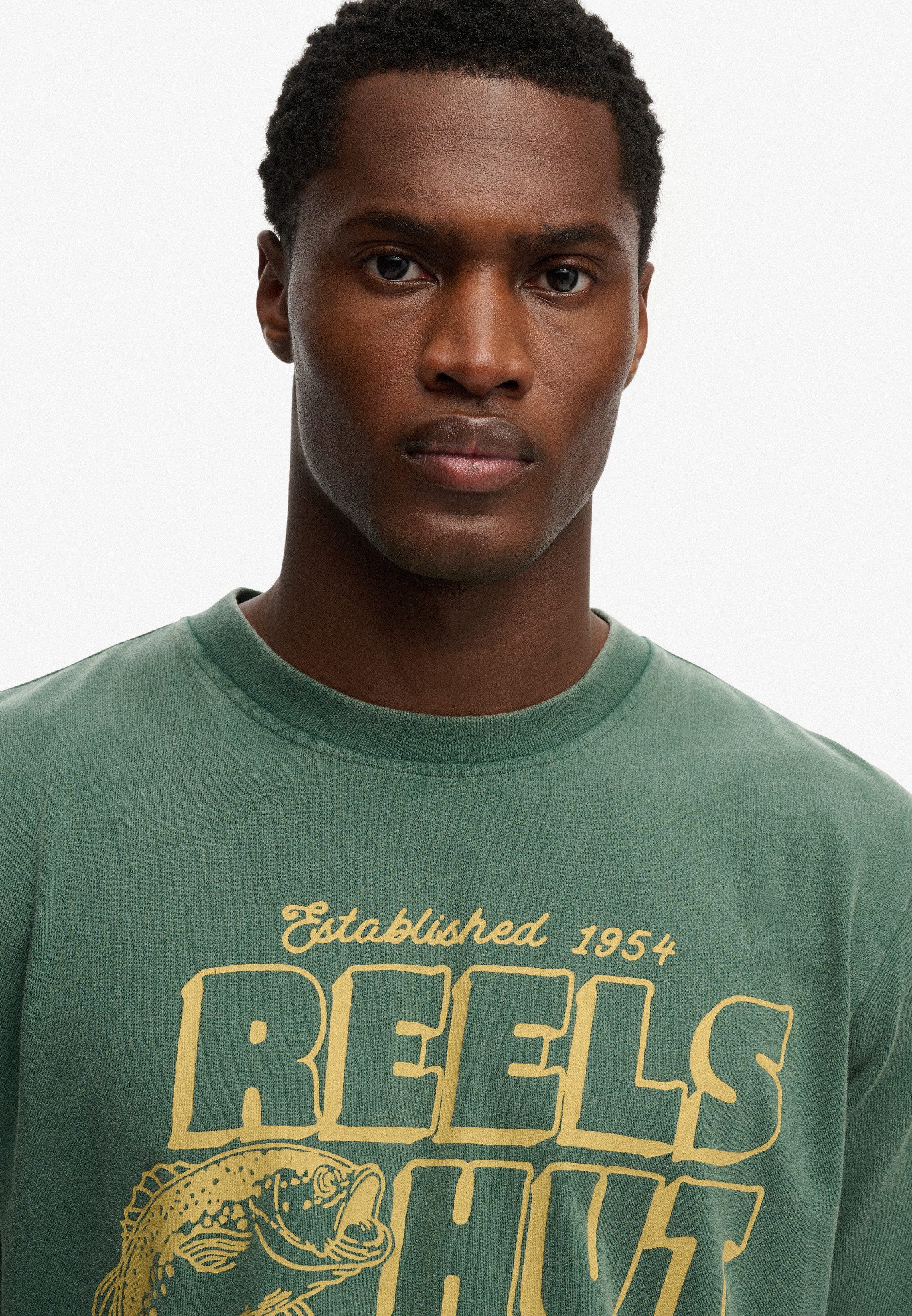 Superdry Rundhalsshirt ROADSIDE TRADE LOOSE TEE Loose Fit, aus Baumwolle und Single Jersey, mit Druck, pflegeleicht