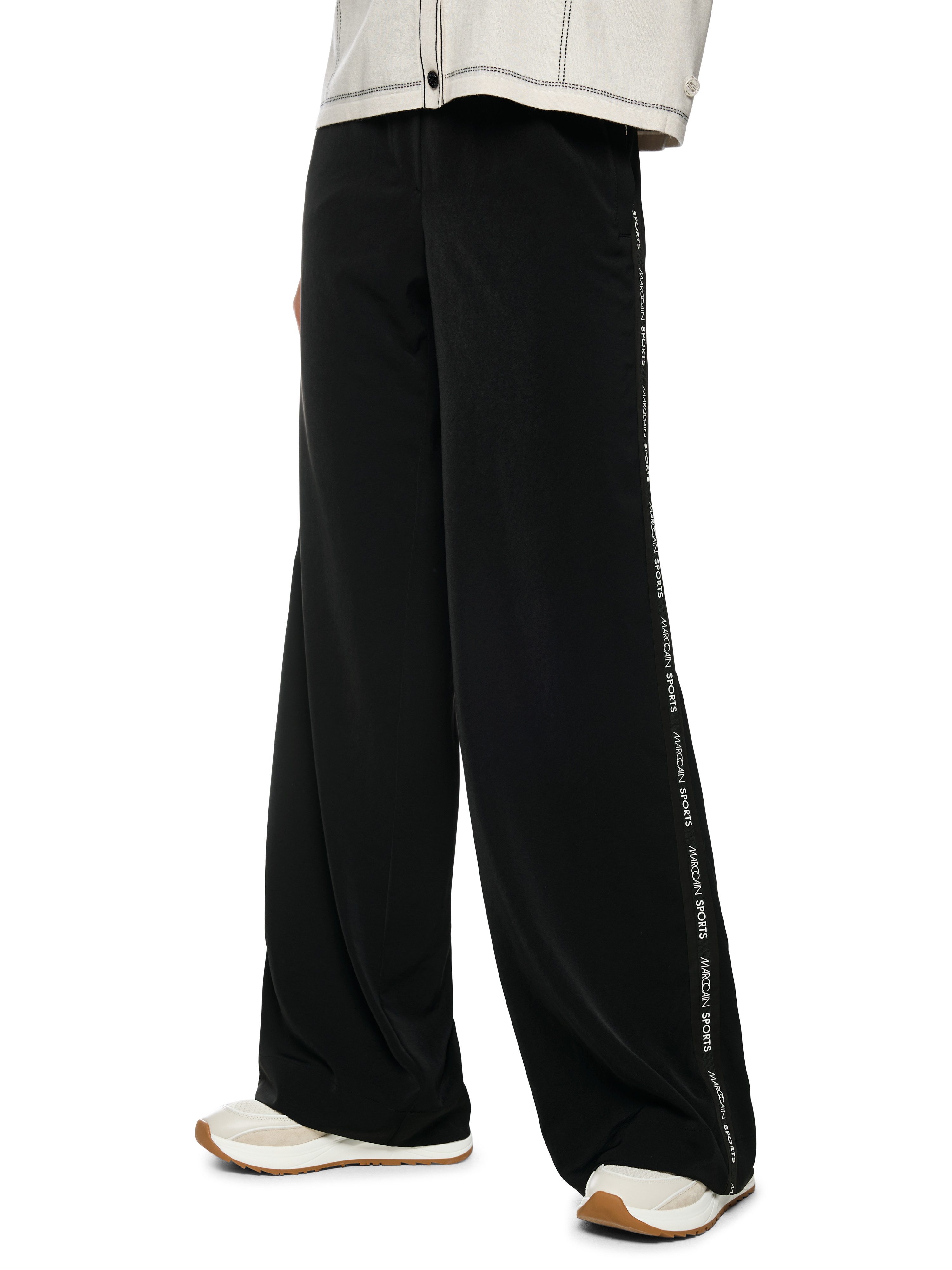 Marc Cain Schlupfhose Golden Hour Premium Damenmode Model: WELKOM mit Logostreifen