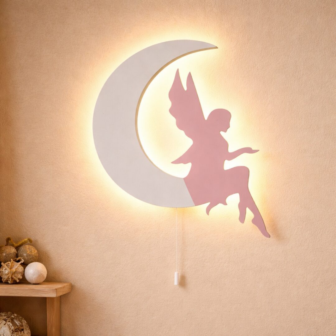 COZYCOLLECTIONS LED Wandleuchte LED-Wandnachtlicht Fee auf Mond 40 cm, Rosa, Warmweiß, Montessori: sanftes Licht für ruhige Abendrituale