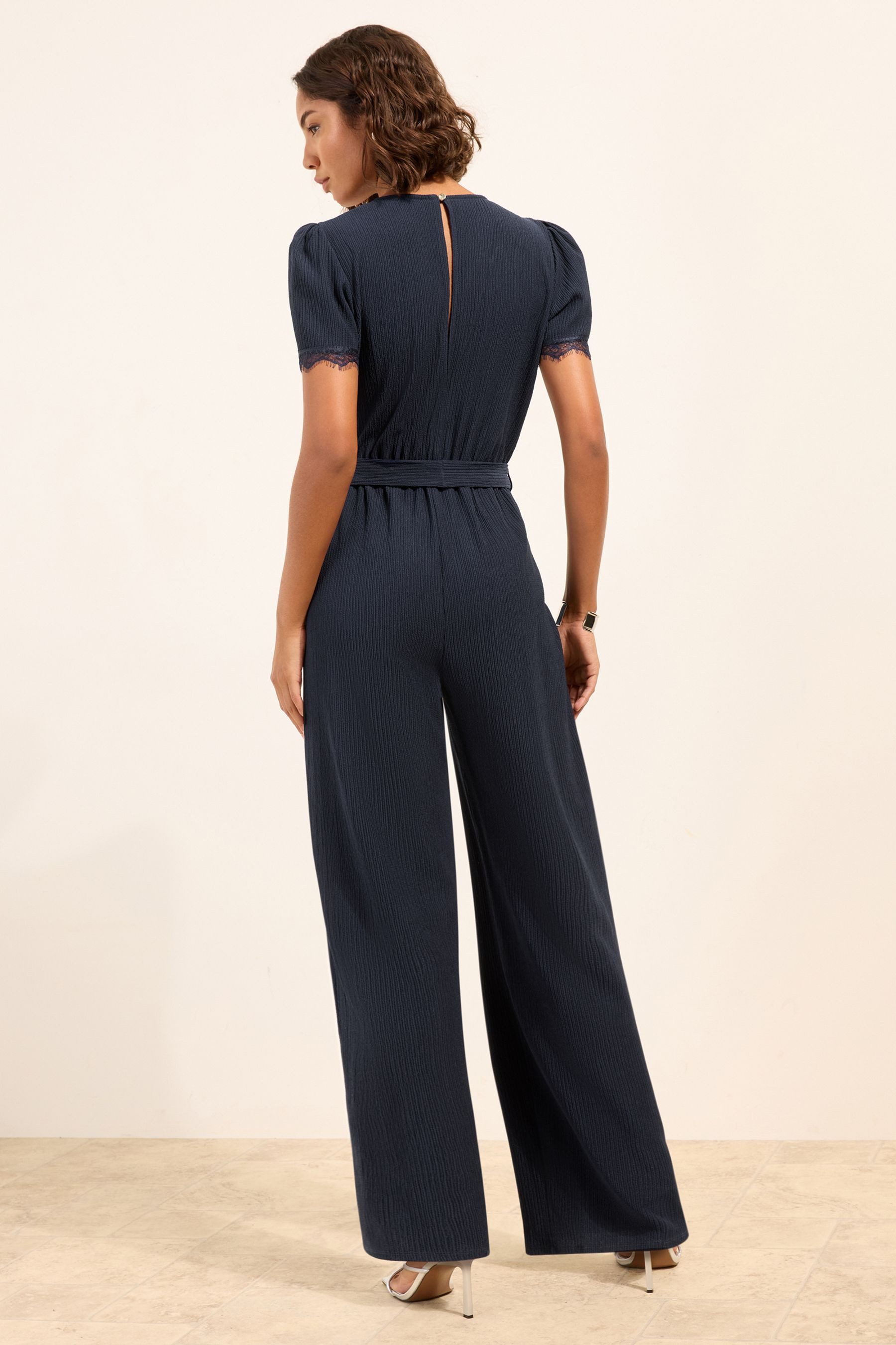 Friends Like These Jumpsuit Friends Like These Kurzarm-Jumpsuit mit Spitze (1-tlg) – Bild 2 von 5