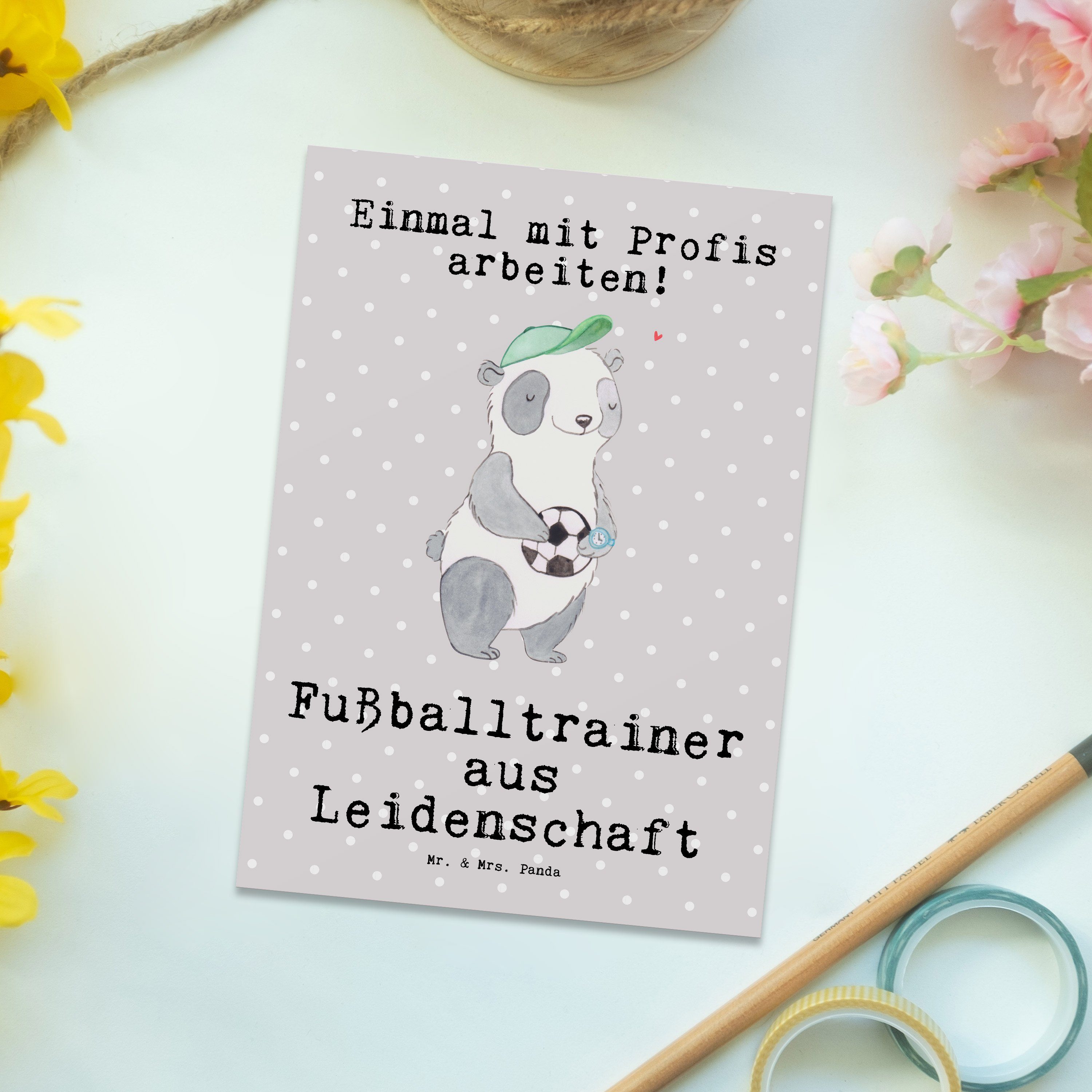 Mr. & Mrs. Panda Postkarte - Leidenschaft Grau Dankeskart - Geschenk, Fußballtrainer Pastell aus