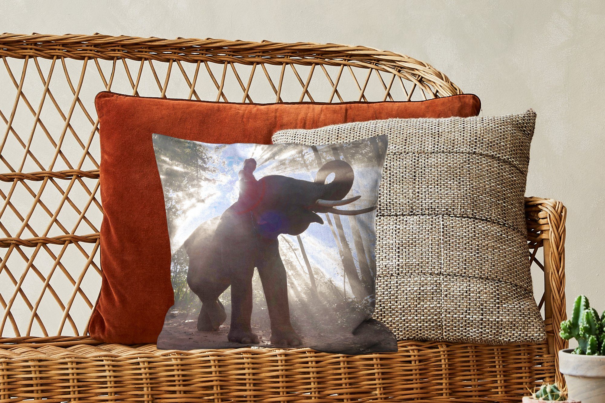 MuchoWow Dekokissen Elefant mit mit für Person Füllung Sonnenlicht, Sofakissen Schlafzimmer, Wohzimmer, in hellem Zierkissen Deko