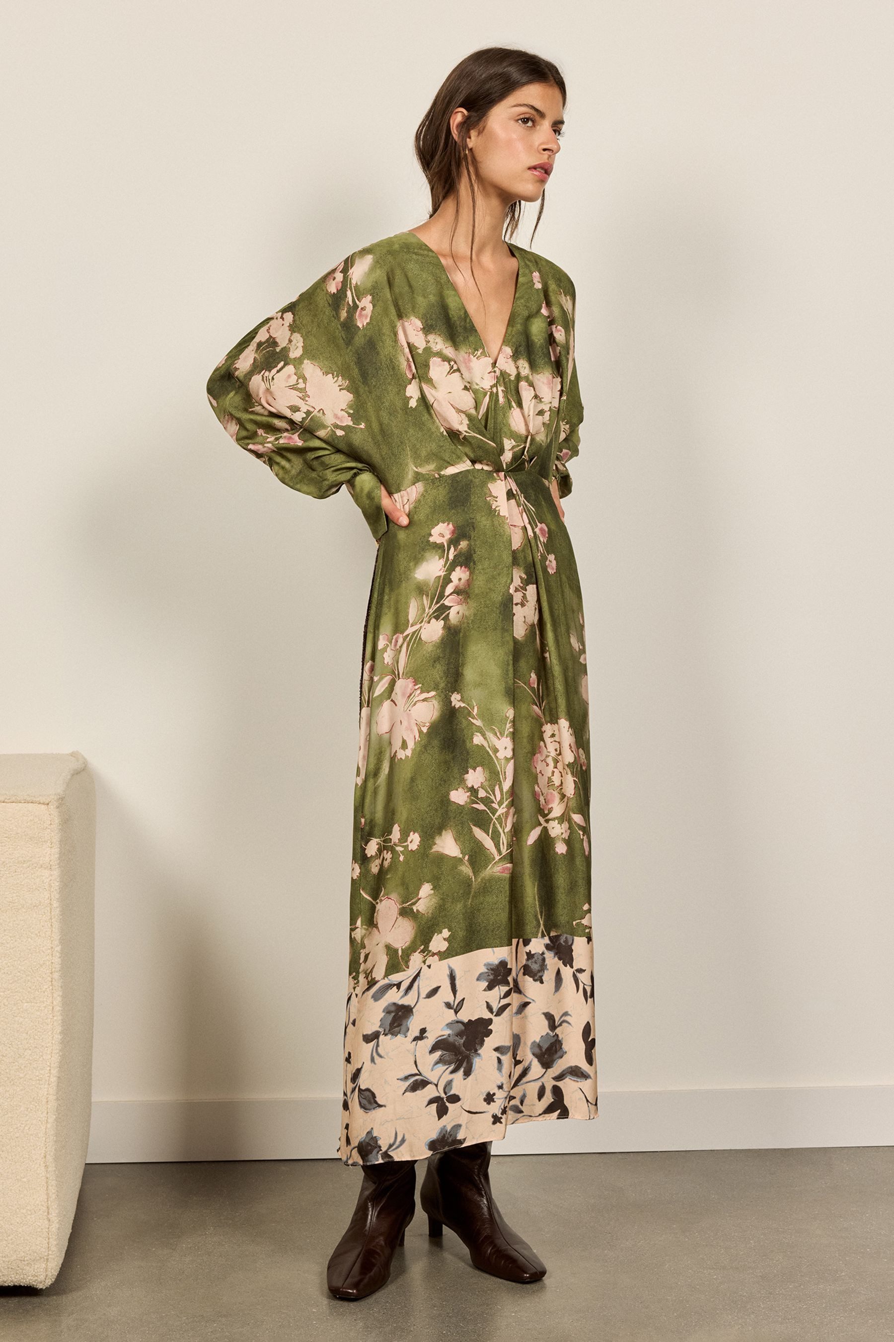 Bhoem Midikleid Kimono-Midikleid aus Satin mit Blumen-Print (1-tlg) – Bild 2 von 5