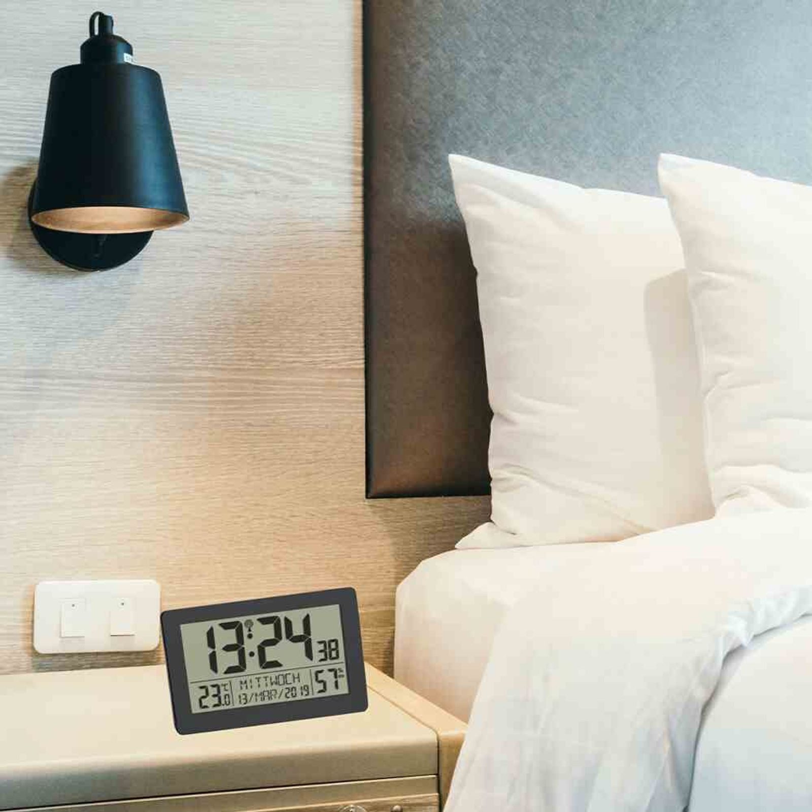 TFA Dostmann Raumthermometer TFA-Dostmann Digitale Funk-Wanduhr schwarz mit Raumklima