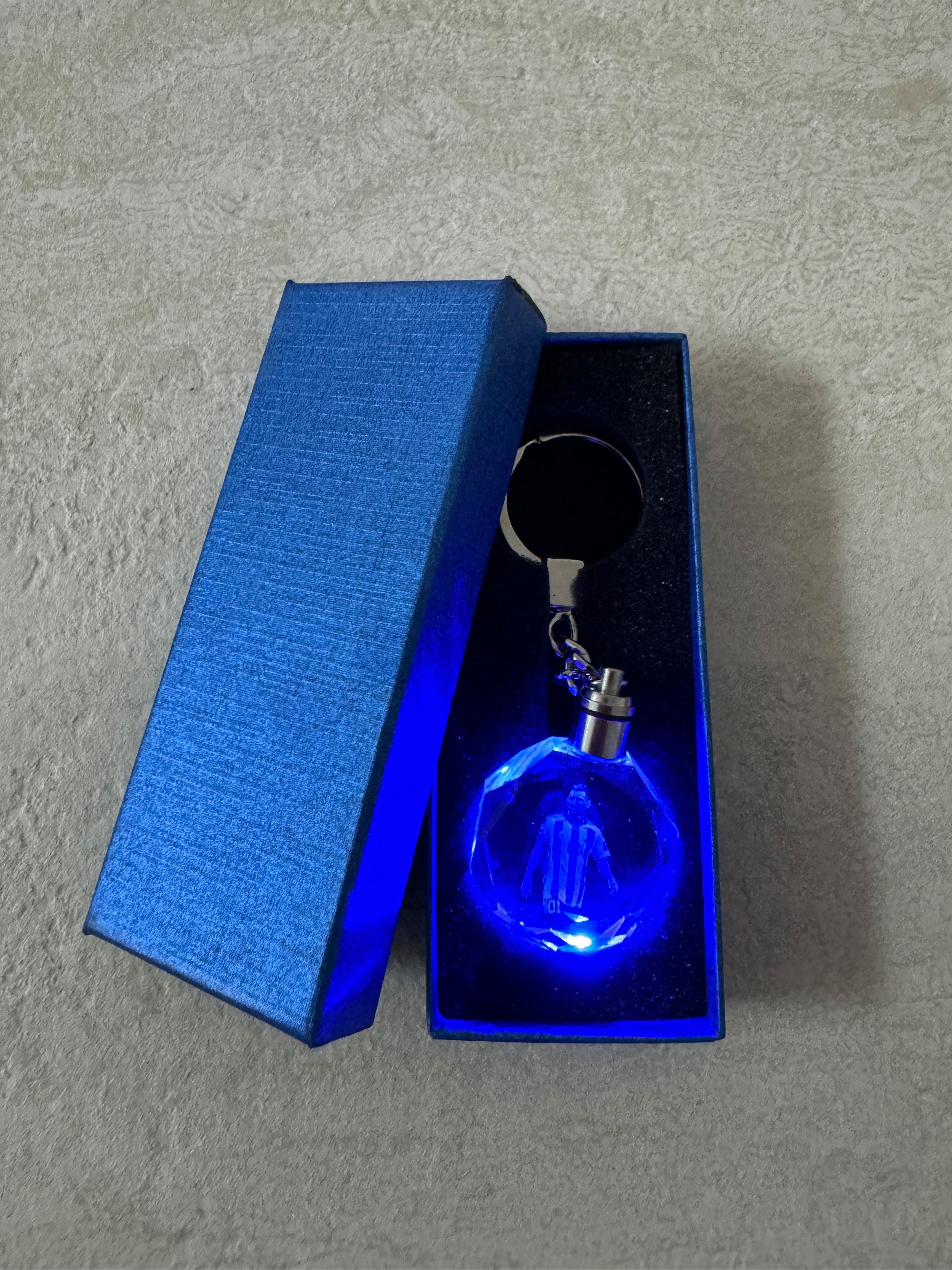 Stelby Schlüsselanhänger mit Gravur Lionel Messi Schlüsselanhänger Multicolor LED mit Geschenkbox (Perfekt für Geburtstage und Weihnachten, 1-tlg., Robustes Gla – Bild 2 von 3