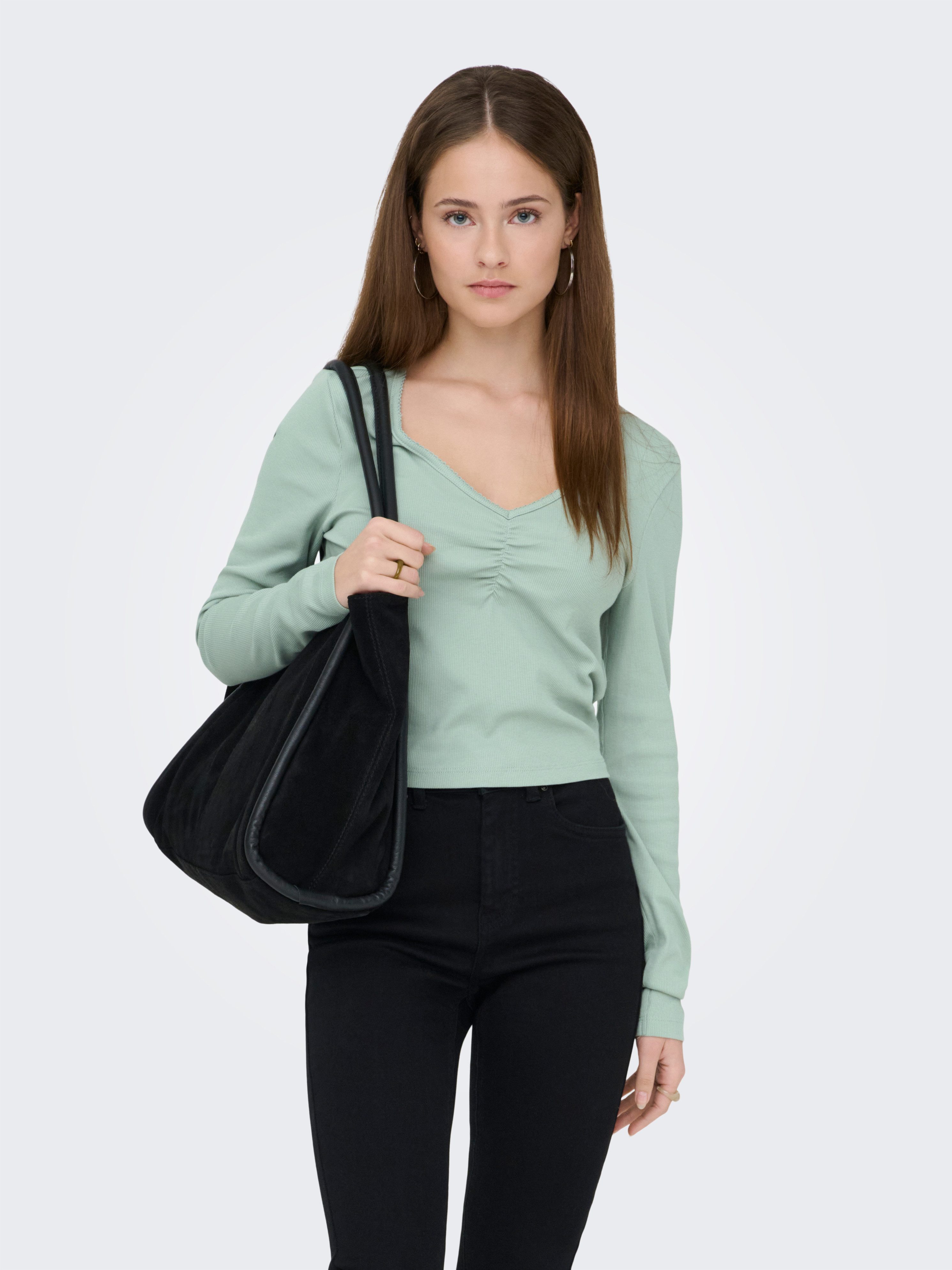 ONLY Langarmshirt ONLBETTY LIFE L/S SCALLOP V-NECK CC JRS mit Raffung am Ausschnitt
