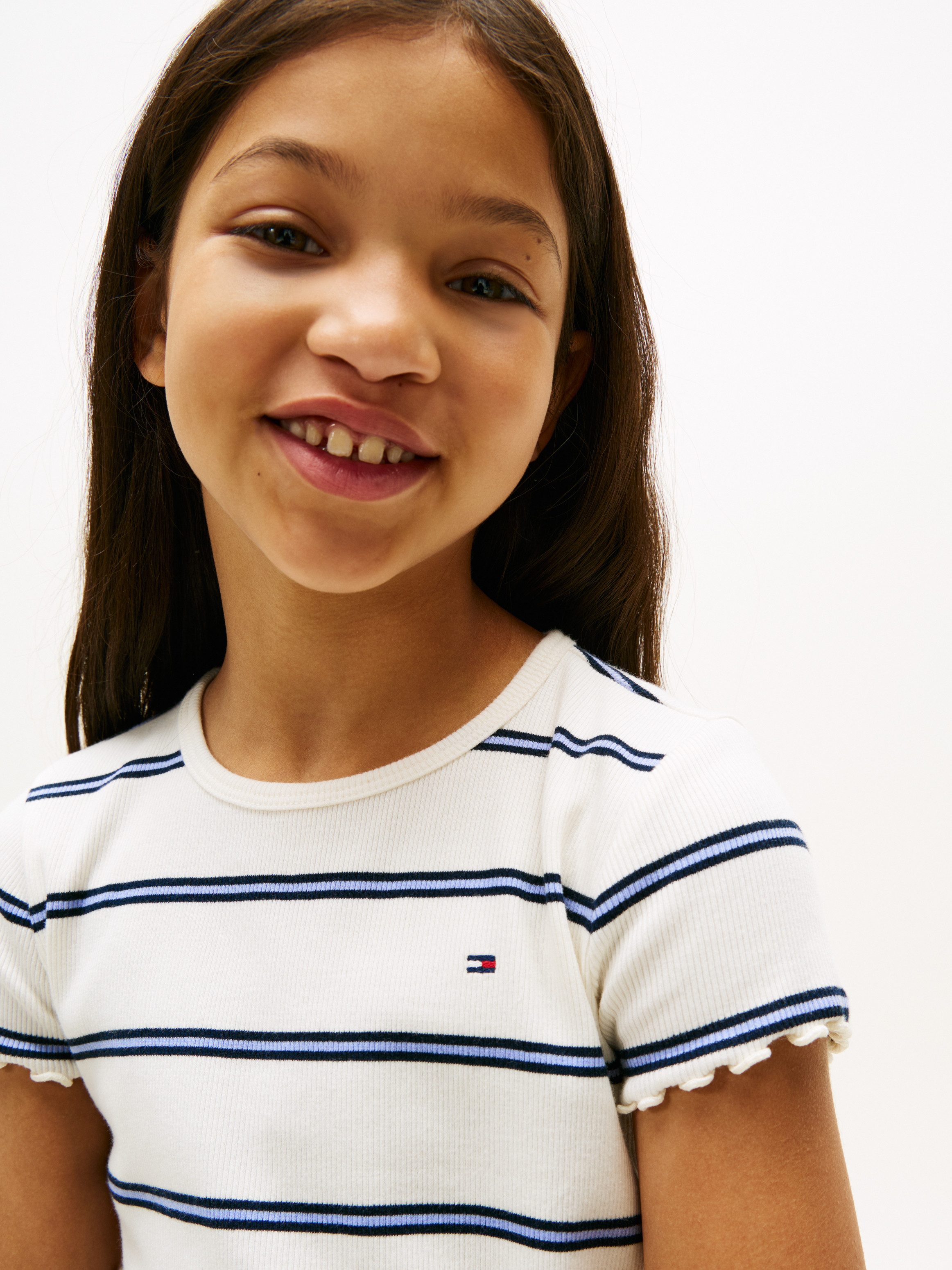 Tommy Hilfiger T-Shirt ESSENTIAL RIB TOP mit Babylock-Kanten und Stickerei unifarben, casual, regular fit, Baumwollmix, Rundhals – Bild 2 von 5