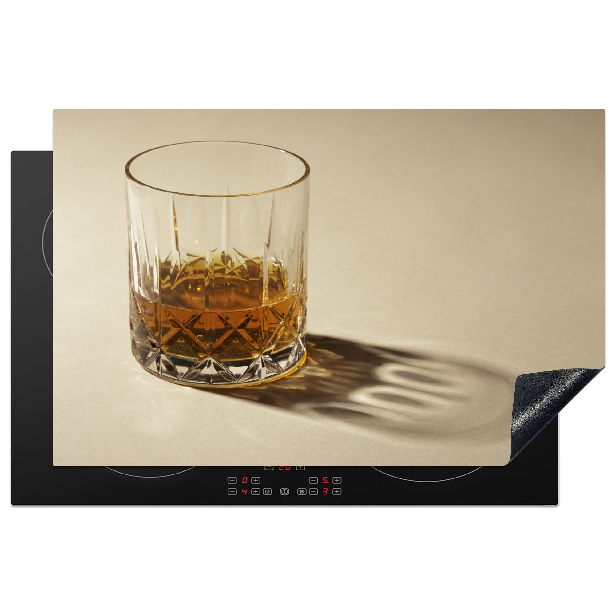 MuchoWow Herdblende-/Abdeckplatte Studioaufnahme eines Glases mit Whisky, Vinyl, (1 tlg), 81x52 cm, Induktionskochfeld Schutz für die küche, Ceranfeldabdeckung