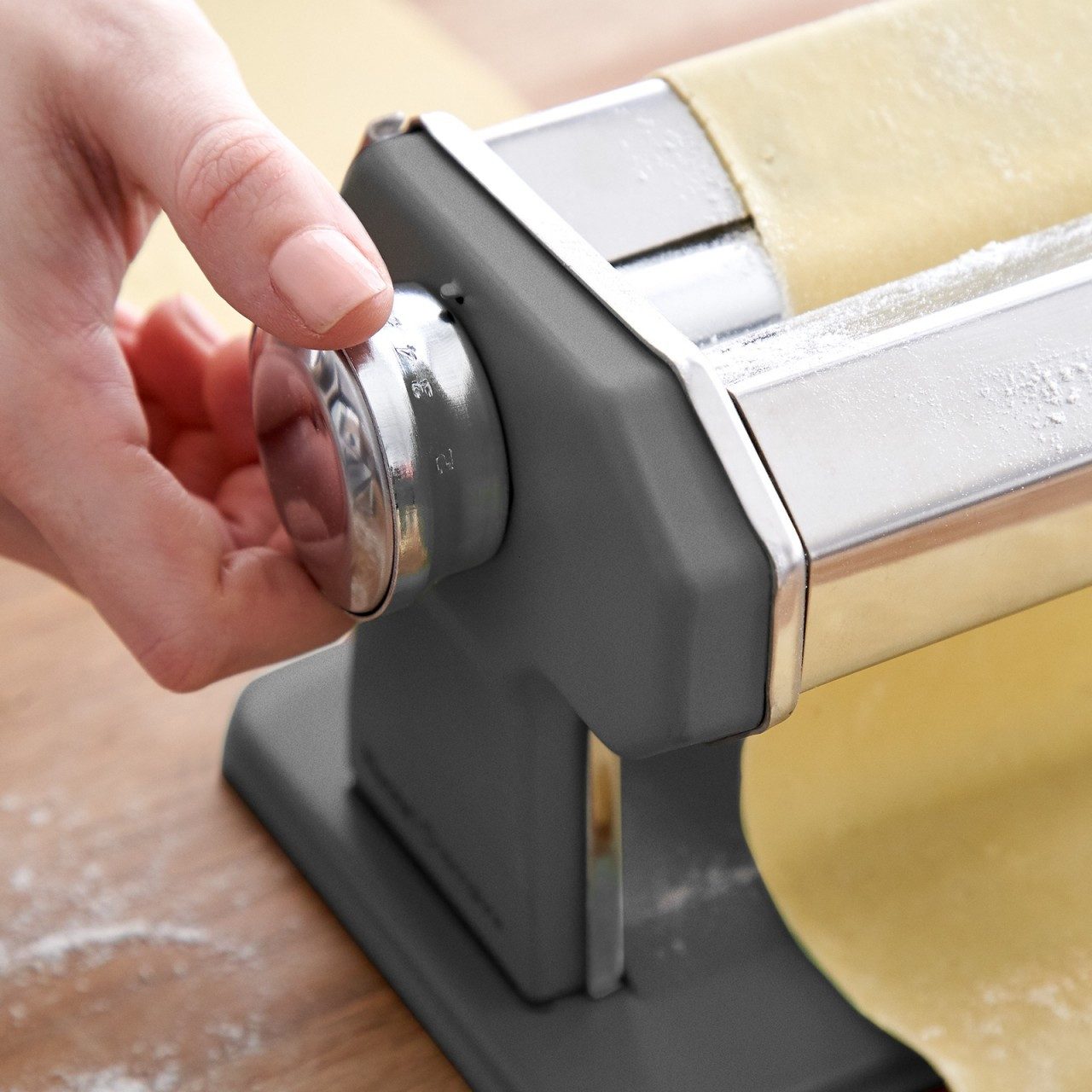 Springlane Nudelmaschine - Manuelle Nudelmaschine aus Edelstahl inkl. Linguine Aufsatz, Rezeptbuch, Nudeltrockner & 3 Schneideaufsätze, 9 Teigdicke-Stufen