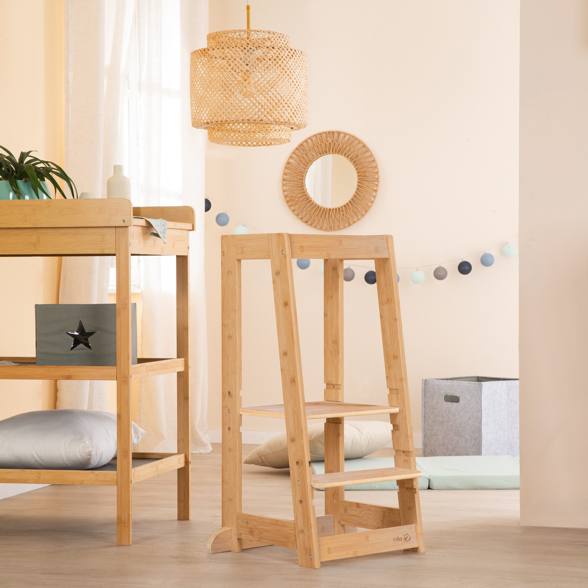 roba® Stehhilfe Lernturm Montessori - Sicherer Tritthocker für Kinder - Umkippschutz (ab 1 Jahr - bis 80kg belastbar - extra stabil), Küchenhelfer - Höhenverstebllar - FSC - Massives Bambus Holz