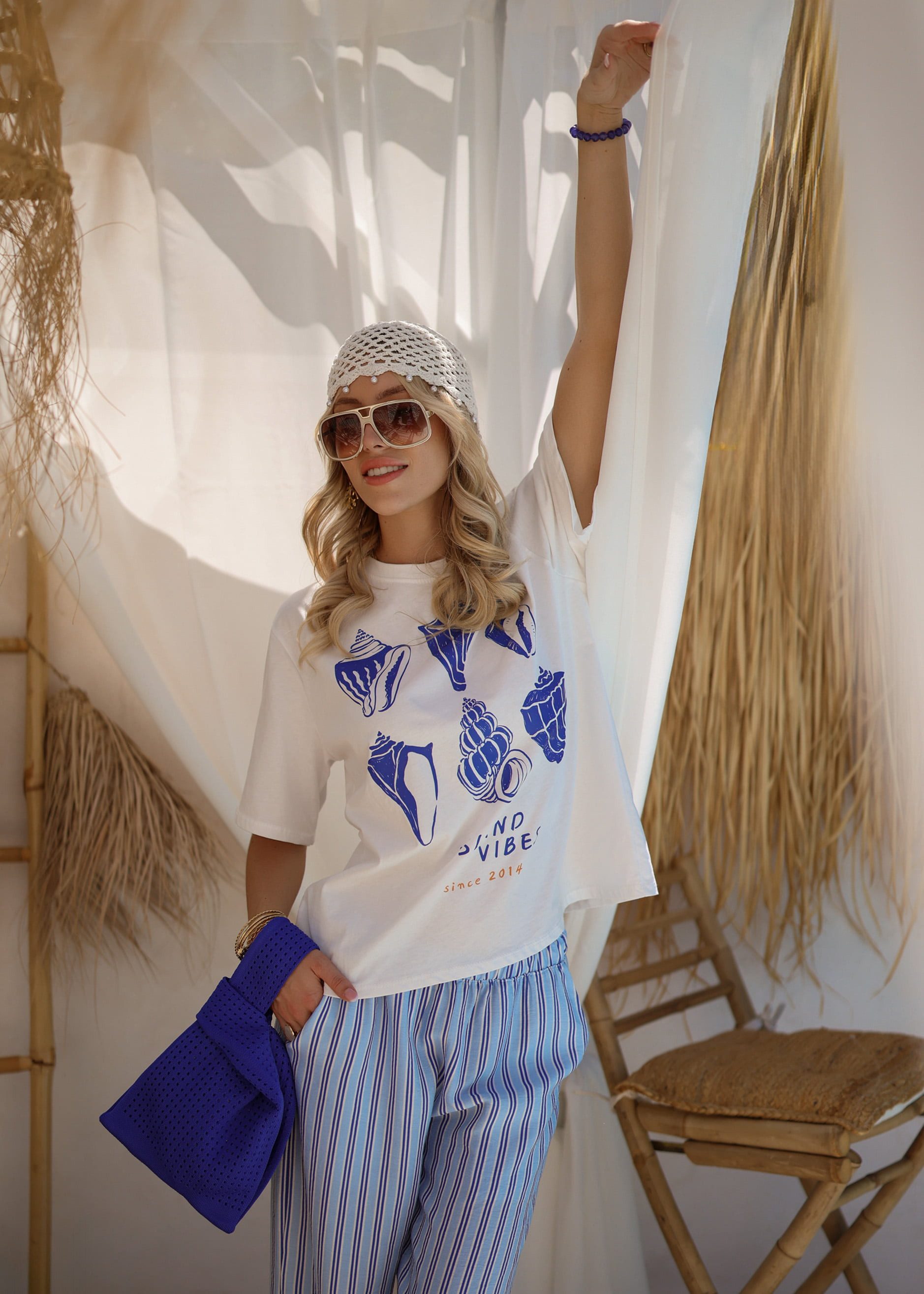 SASSYCLASSY T-Shirt Oversize T-Shirt mit Muschelprint für Damen Sommerliches Shirt mit Rundhalsausschnitt und lockerem Schnitt Weiß