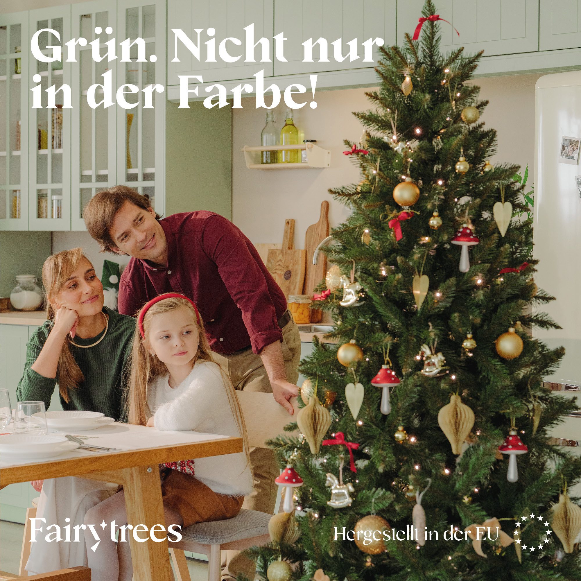Fairytrees Künstlicher Weihnachtsbaum FT01, Fichte Natur, mit grünem Stamm und Echtholz Baumständer