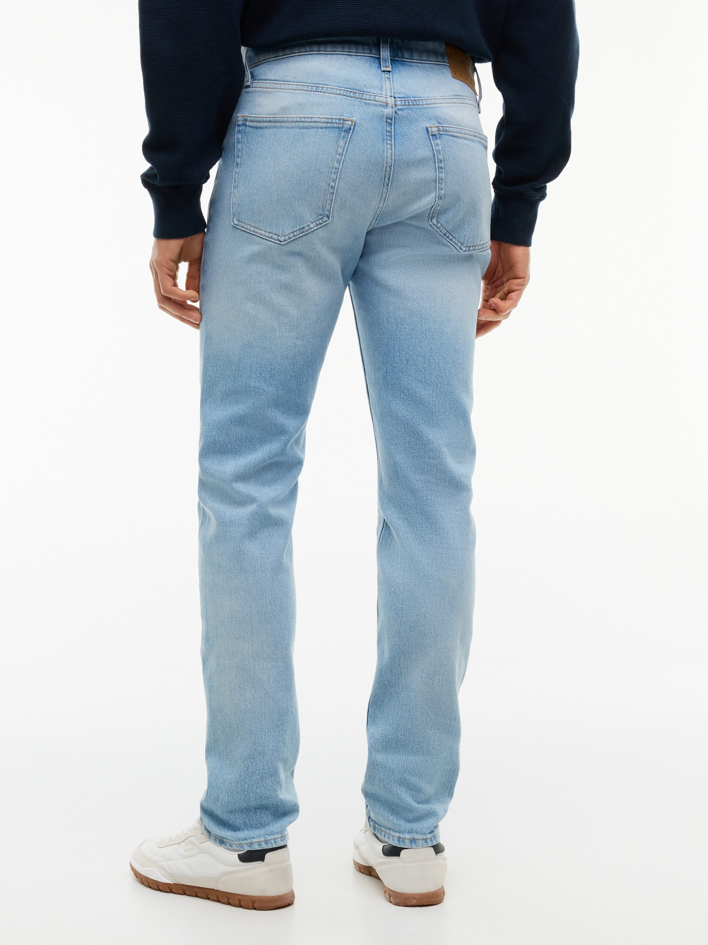 Tommy Jeans Straight-Jeans AUSTIN SLIM TAPERED Slim fit mit Taschen – Bild 2 von 5