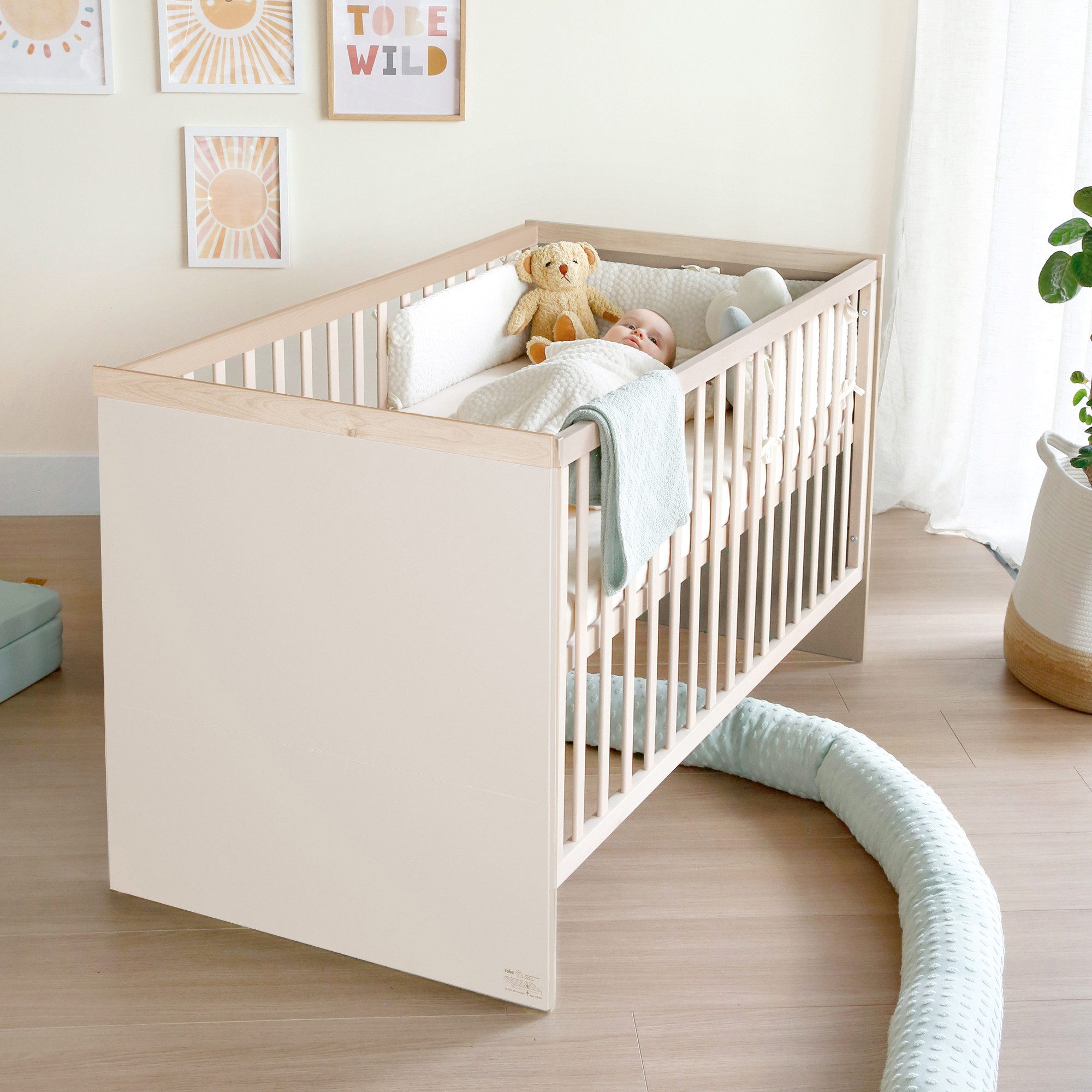 roba® Babybett Elva 70 x 140 cm - Mitwachsendes Gitterbett mit Füßen aus Massivholz, Höhenverstellbar - Schlupfsprossen - Umbaubar zum Juniorbett
