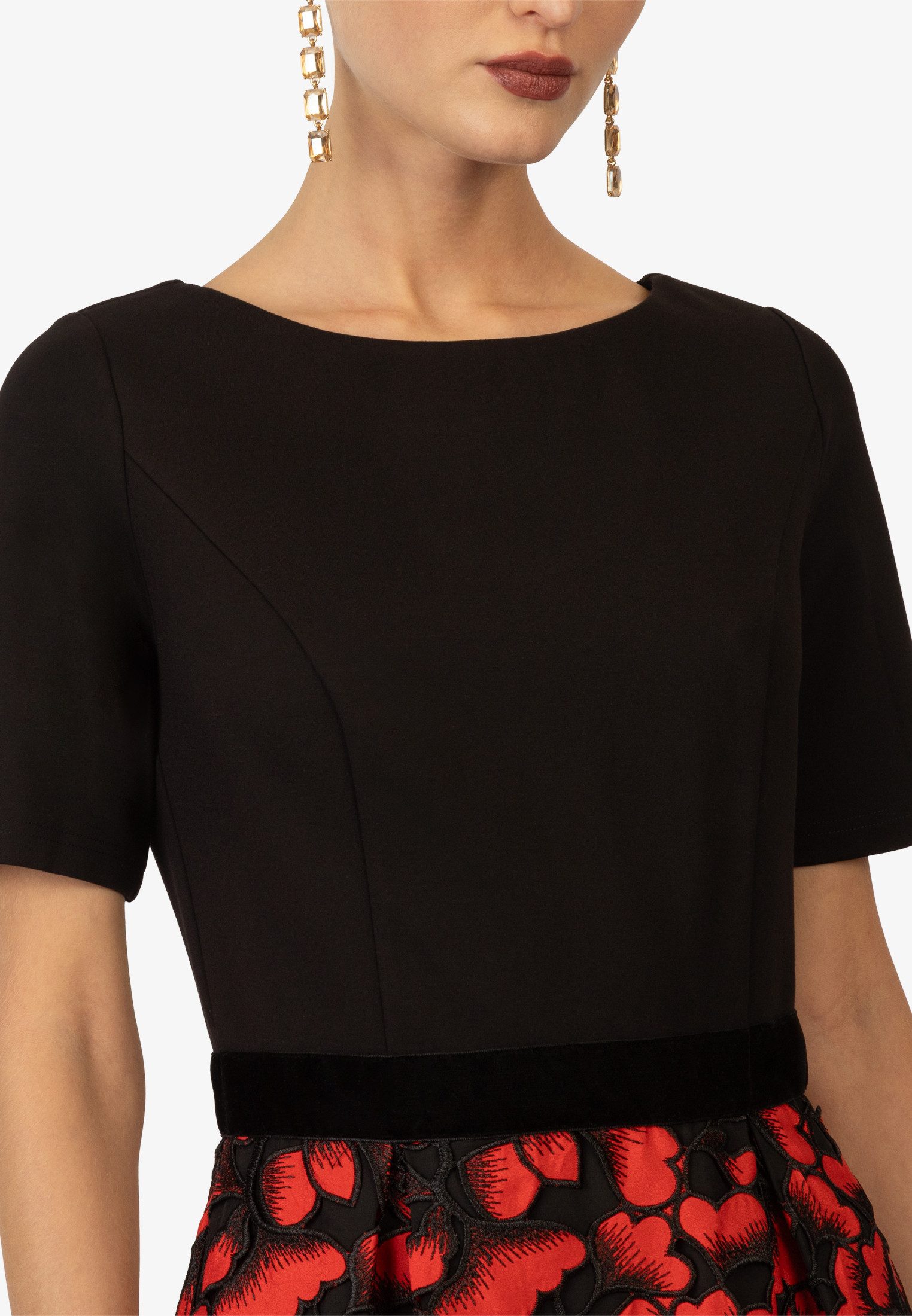 Kraimod Cocktailkleid mit floraler Spitze und Samt-Taille – Bild 4 von 5