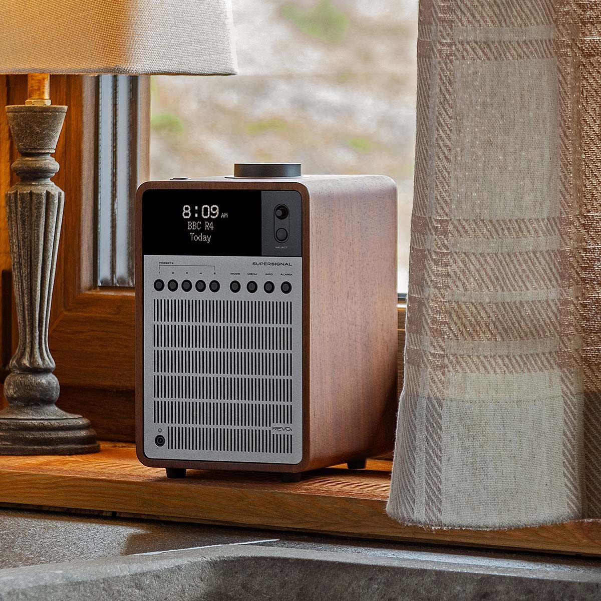 Revo 641141 Radio (DAB+ Radio, 10 W, Bluetooth, DAB+/FM Radio, Lautsprecher im Holzgehäuse & OLED-Display)