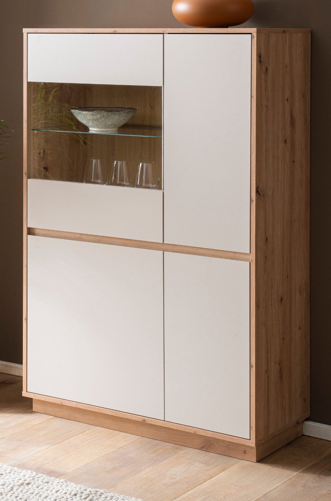 Furn.Design Highboard Kiruma (Vitrine in Kaschmir / Sand und Artisan Eiche, 4-türig, 75 x 144 cm), mit Soft-Close-Funktion