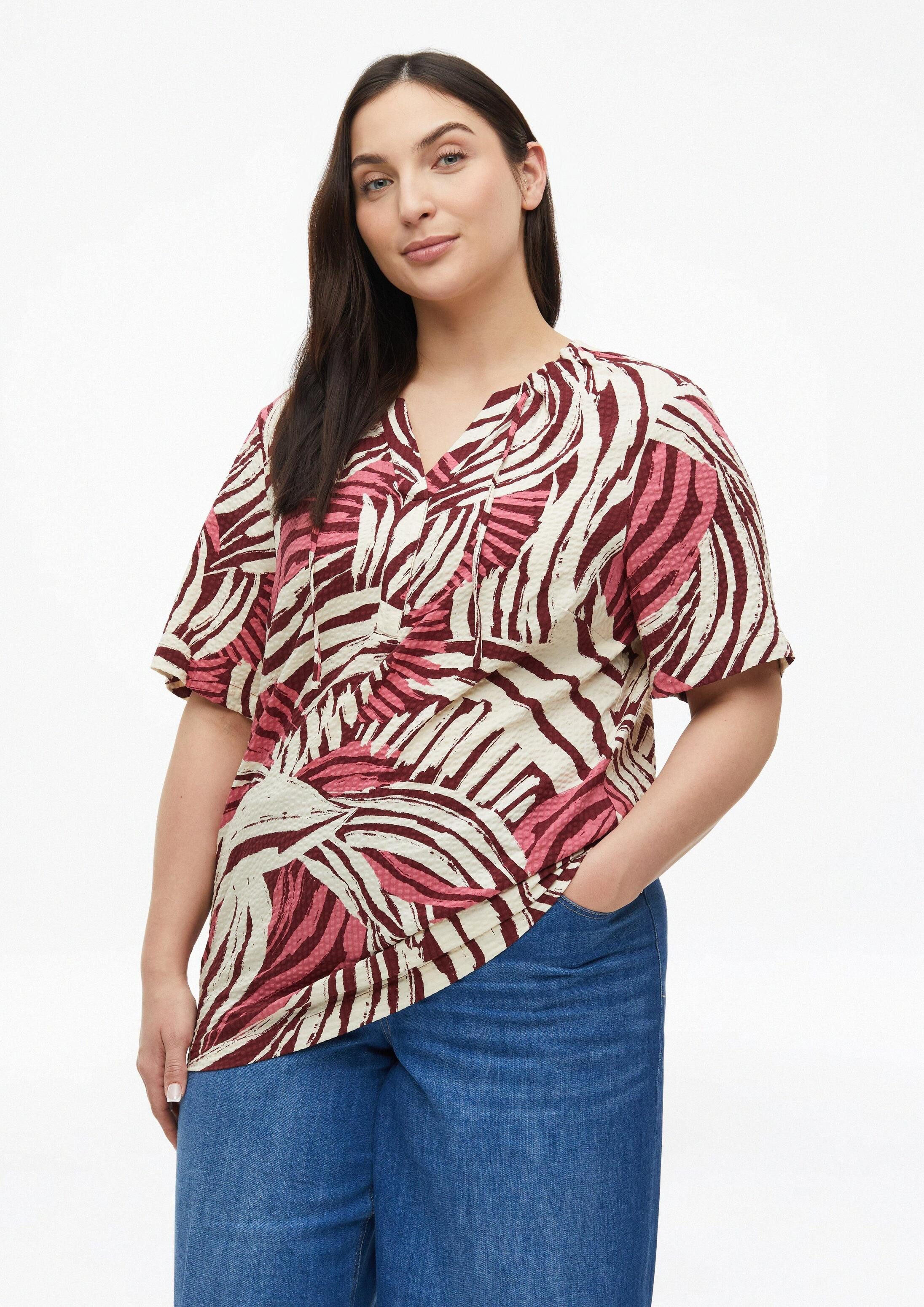 s.Oliver Kurzarmbluse Bluse Strukturierte Viskosemix-Bluse mit All-over-Print