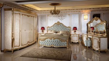Casa Padrino Bett Schlafzimmer Set Hellblau / Weiß / Beige / Gold - 1 Doppelbett mit Kopfteil & 2 Nachtkommoden - Schlafzimmer Möbel im Barockstil - Edel & Prunkvoll