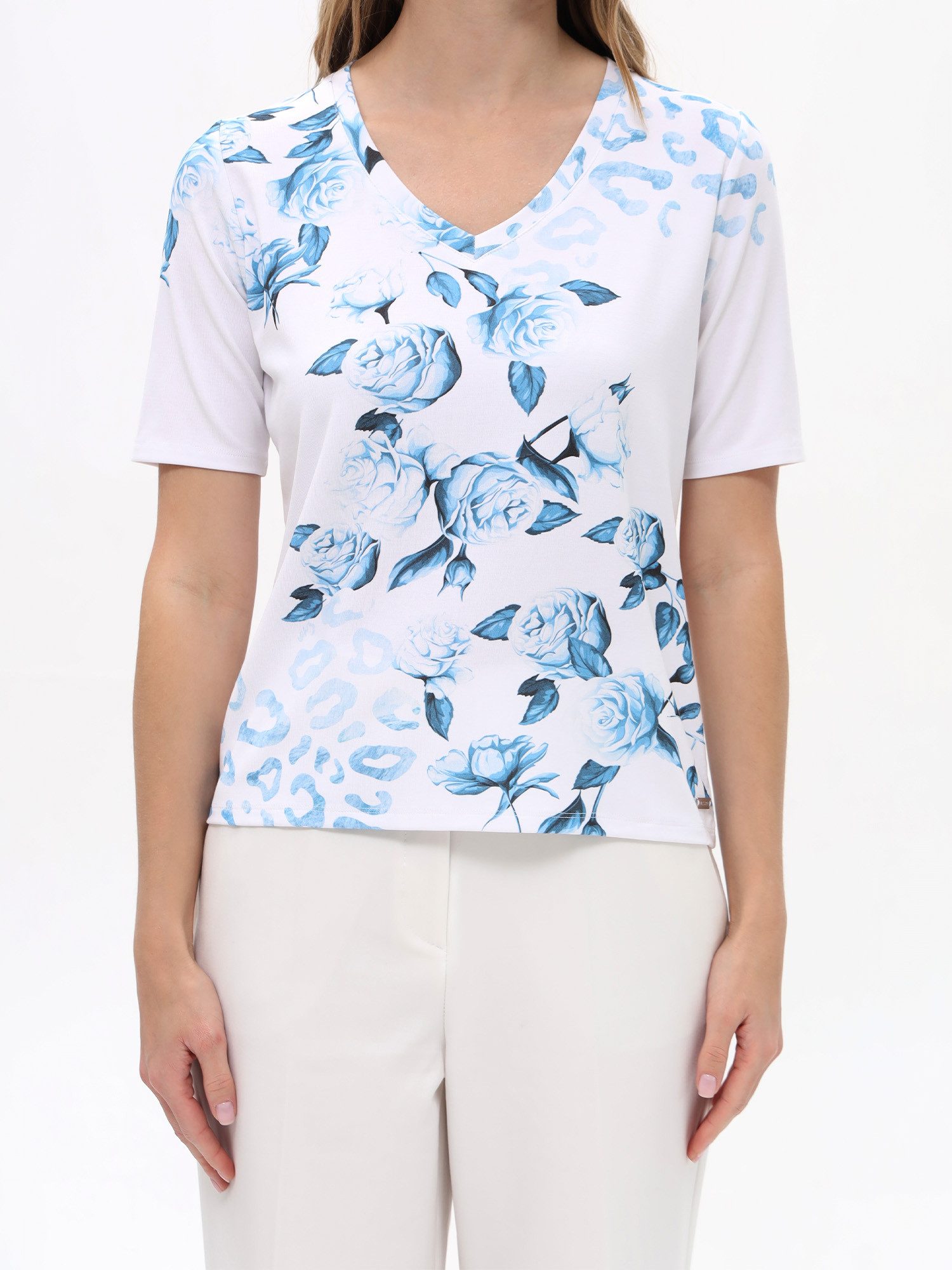 Passioni T-Shirt in weiß mit hellblauen Blumen und einem V-Ausschnitt Weißes Sommer T-Shirt mit Mustermix aus Blumen und Leopardenprint
