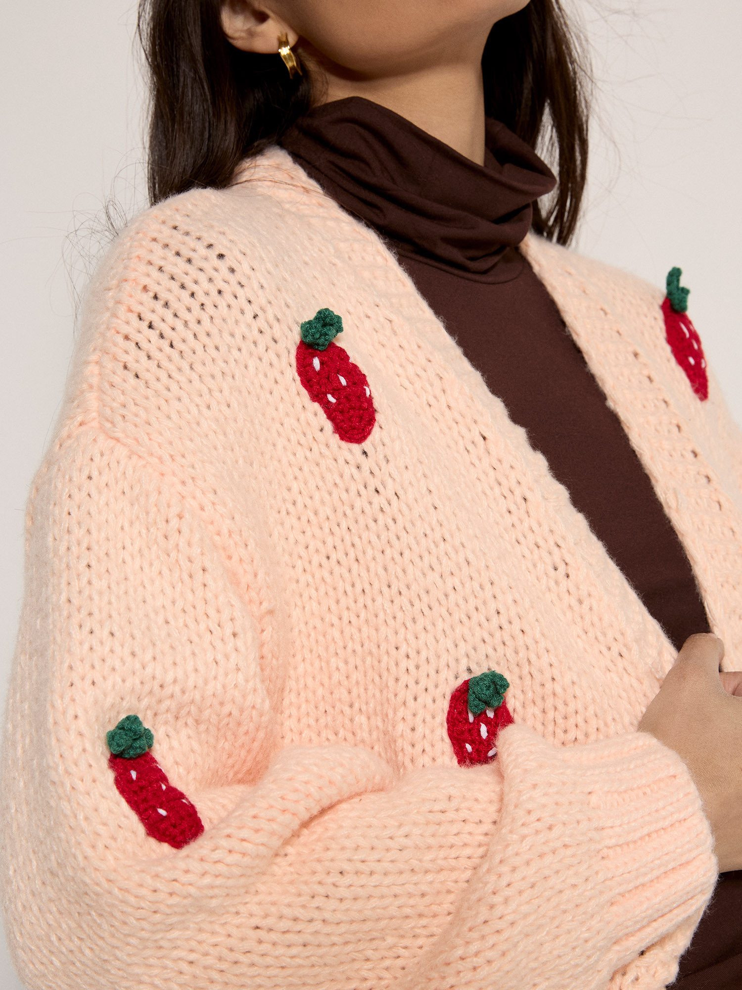 Apricot Cardigan Grobe Strickjacke mit Erdbeerstickerei