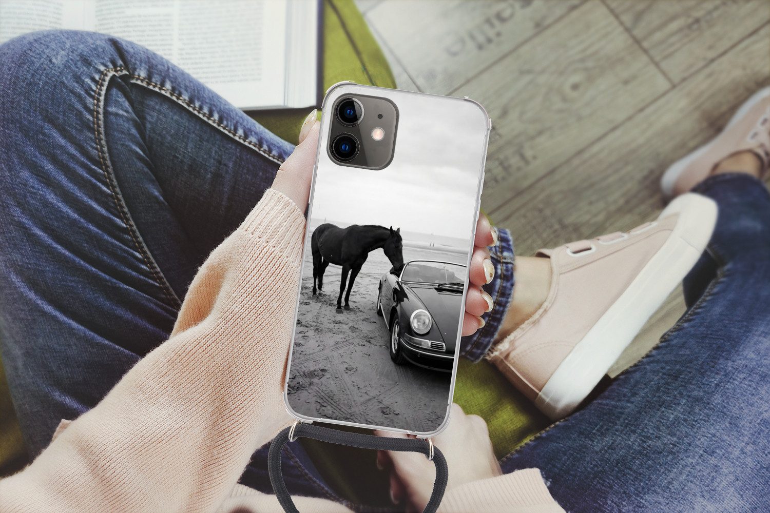 MuchoWow Handyhülle für Apple iPhone 12 Mini Pferd - Auto - Schwarz - Weiß, Tragbare Handyhüllen mit Kette zum umhängen, Handykette Handyband