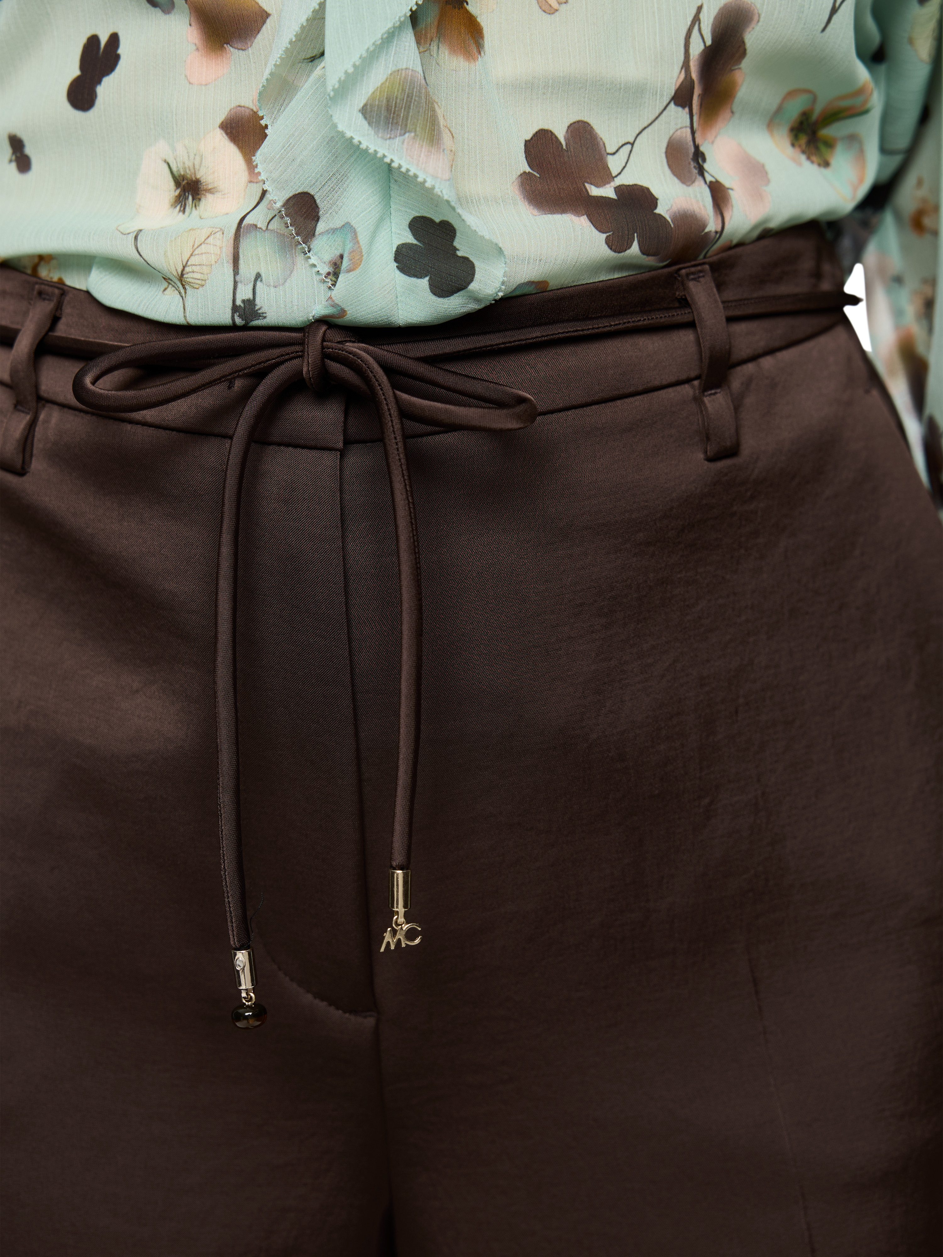 Marc Cain Stoffhose Fading Flowers Premium Damenmode Model: WARRI aus Glanzmaterial