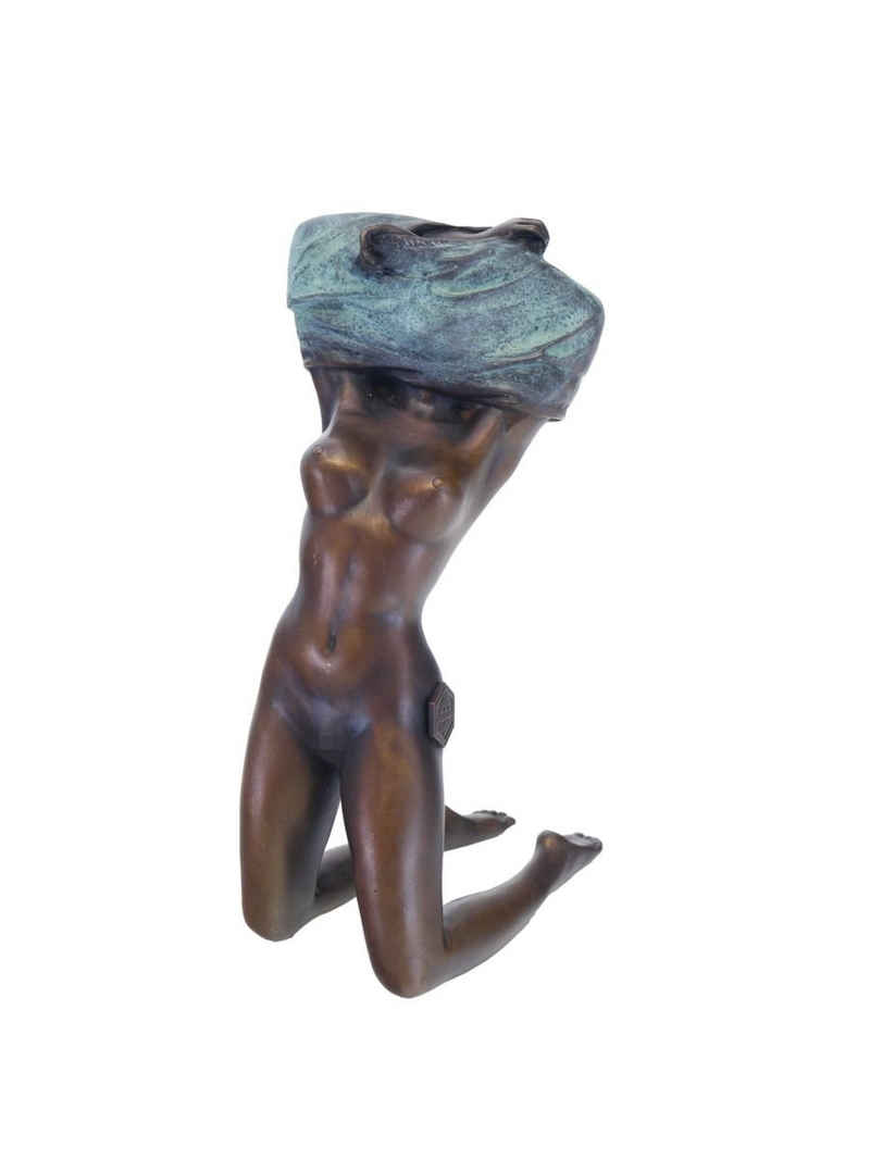 AFG Dekoobjekt Ästhetischer Akt:Bronze Figur einer sich ausziehenden Frau