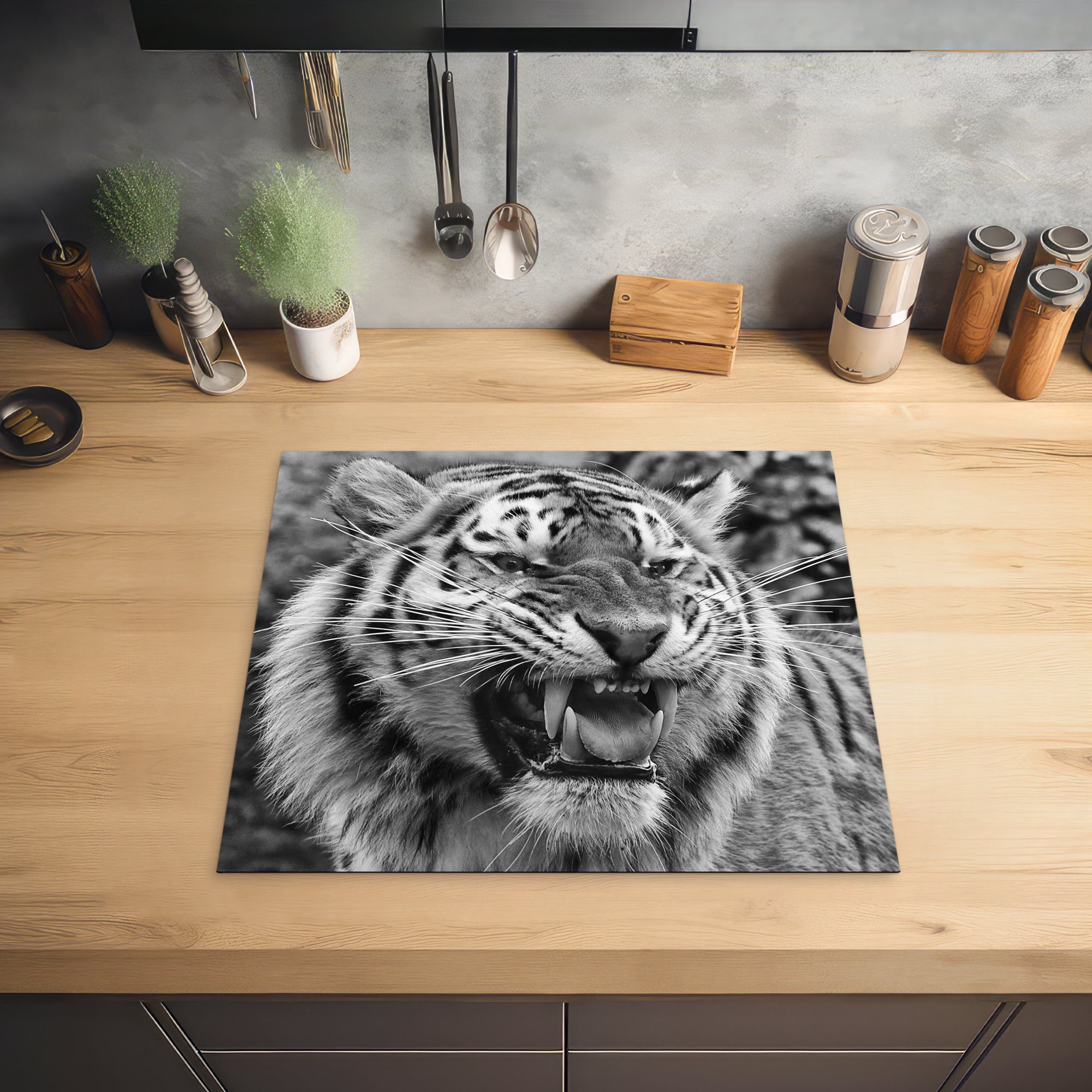 MuchoWow Herdblende-/Abdeckplatte Tiger - Tiere - für (1 tlg), 59x52 küche, Vinyl, Induktionsmatte Weiß, die - cm, Ceranfeldabdeckung Schwarz