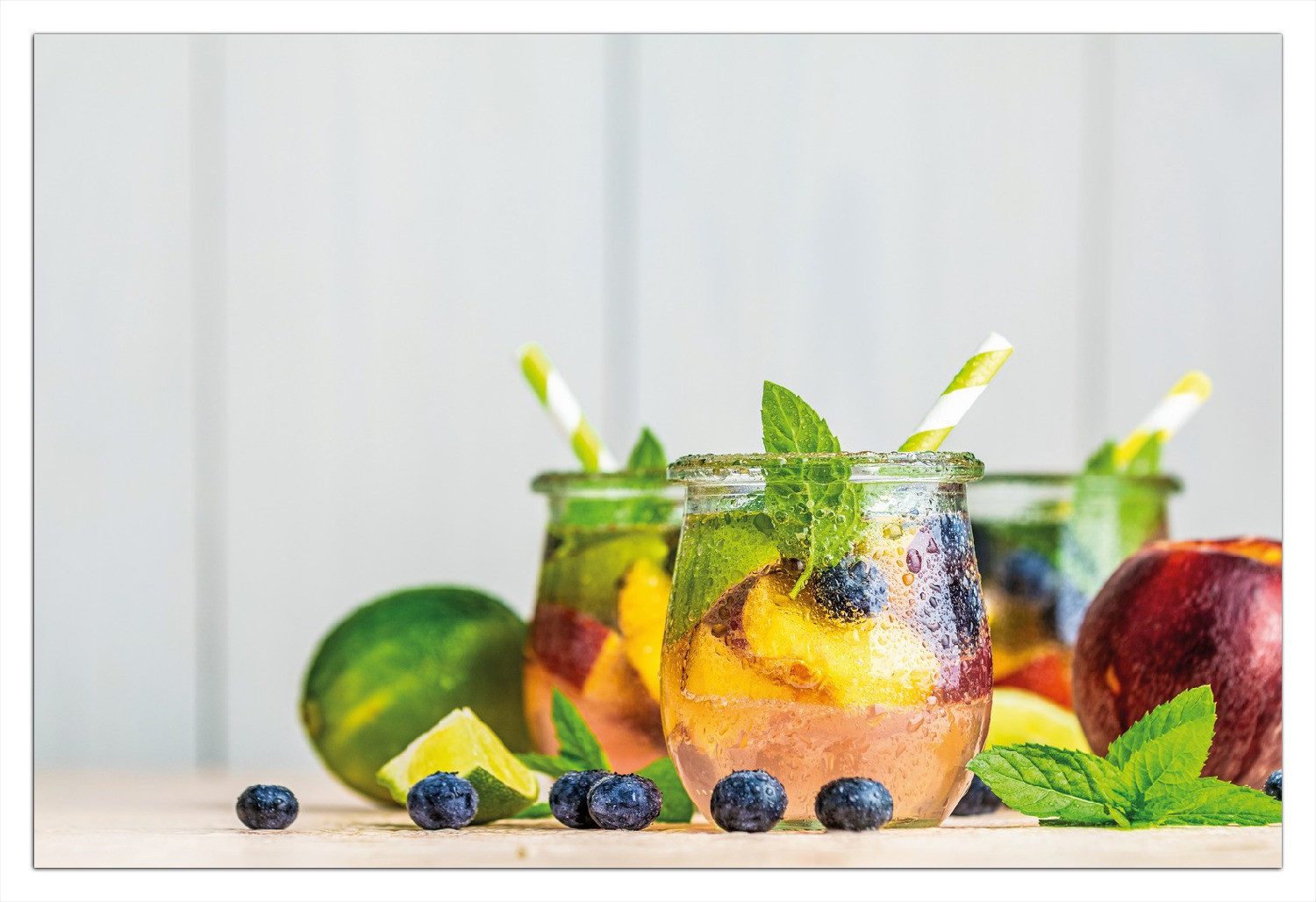 Wallario Wandfolie, Erfrischender Eistee mit Pfirsichen und Blaubeeren, in verschiedenen Ausführungen