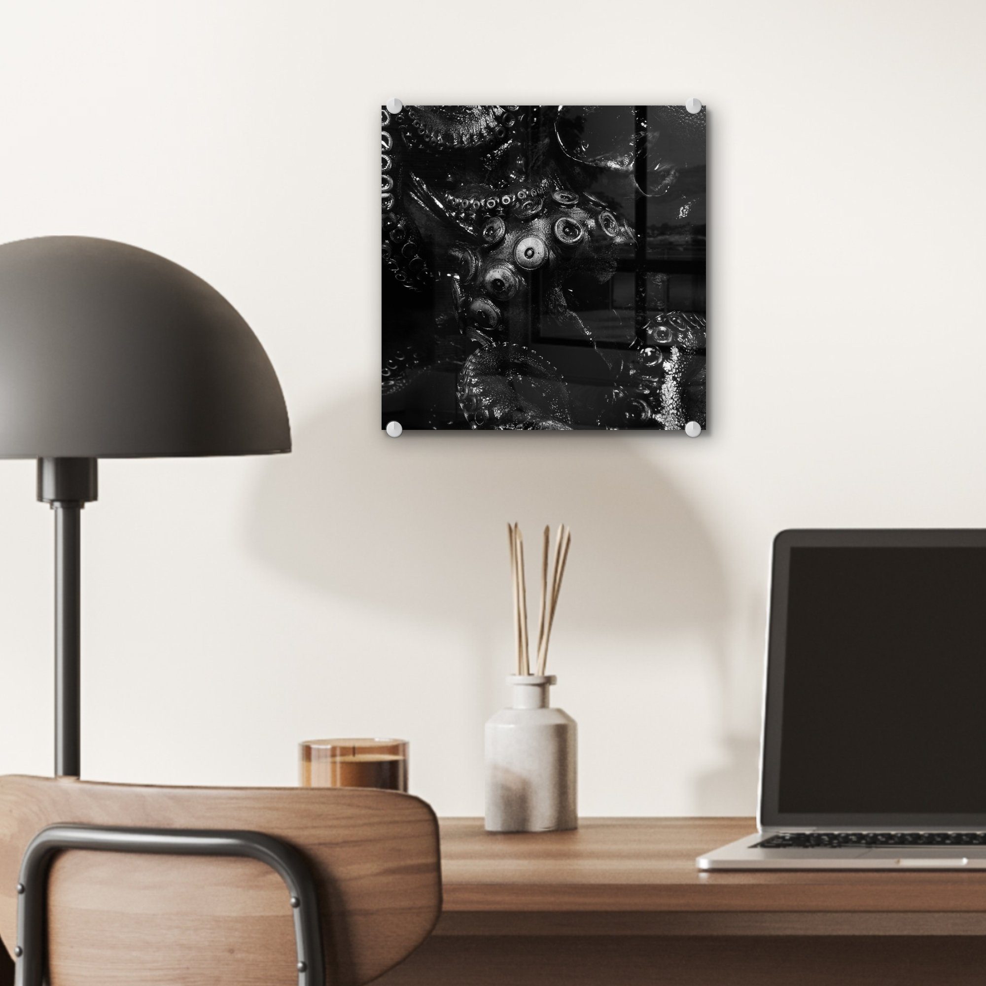 MuchoWow Acrylglasbild Nahaufnahme Oktopus auf auf - Hintergrund (1 - Foto und - Glas schwarzem auf Wanddekoration weiß, Bilder schwarz Glas in St), Glasbilder Wandbild