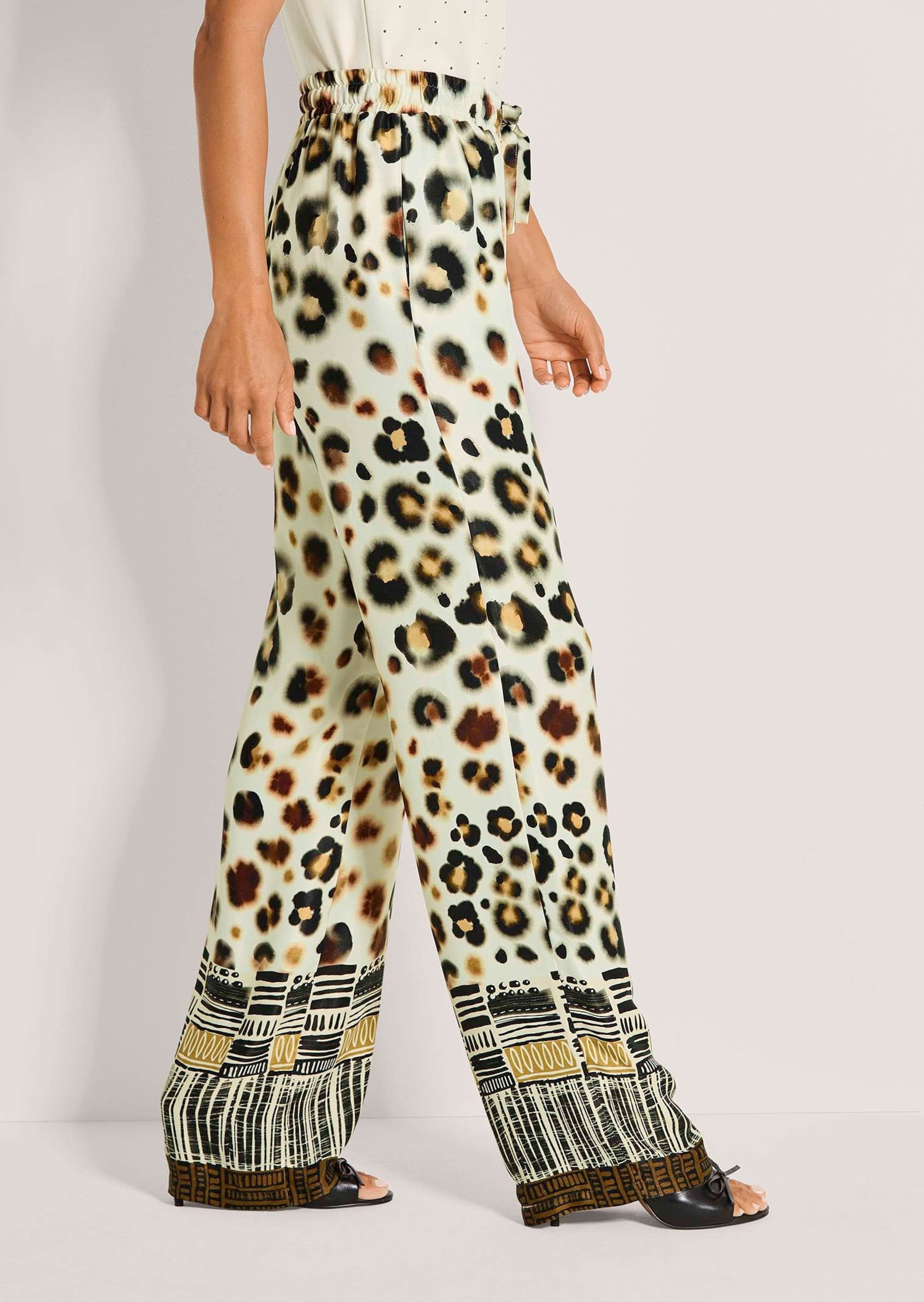 MADELEINE Stoffhose Druckhose mit Animalprint Sommerhose mit Schlupfbund, Nahttaschen und Knöchellänge