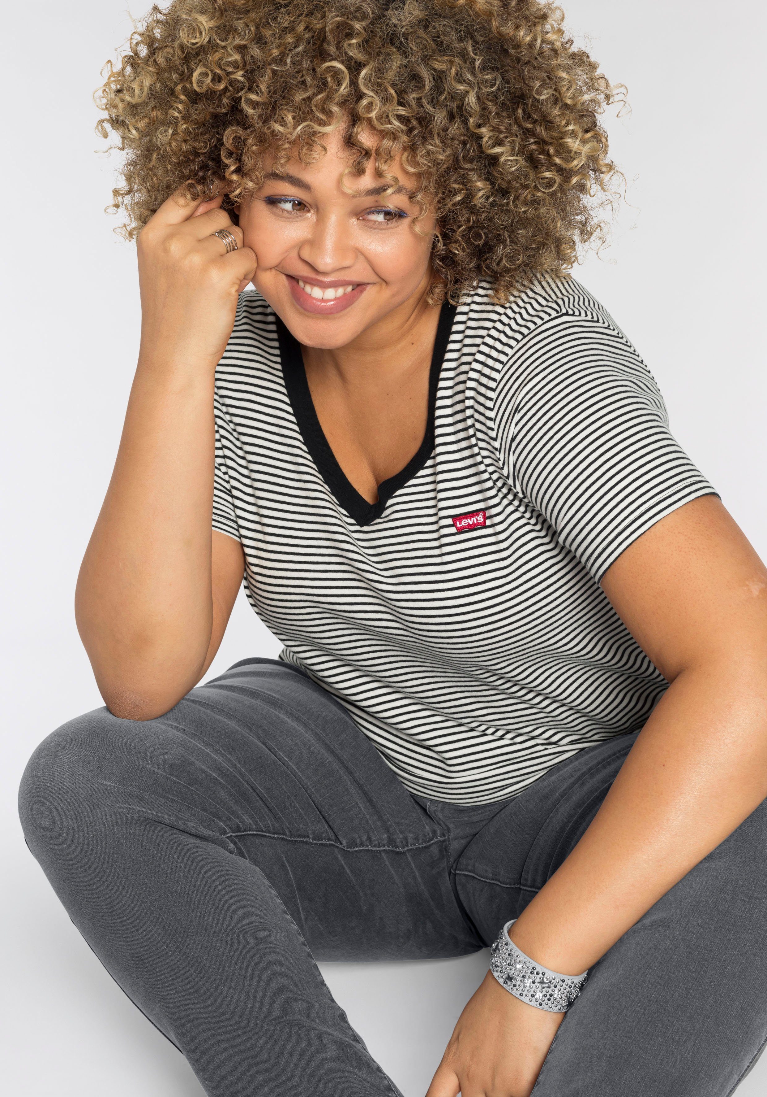 Levi's® Plus Kurzarmshirt V NECK TEE Gerade geschnittene Passform – Bild 5 von 5