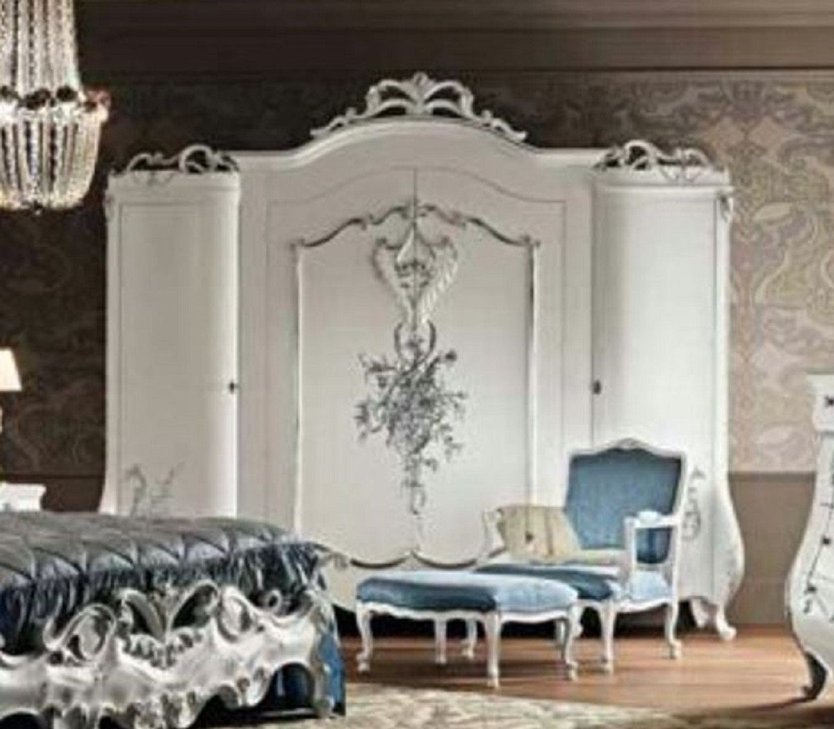 Casa Padrino Kleiderschrank Luxus Barock Schlafzimmerschrank mit 4 Türen Weiß / Silber - Prunkvoller Massivholz Kleiderschrank im Barockstil - Barock Schlafzimmer Möbel - Luxus Qualität - Made in Italy