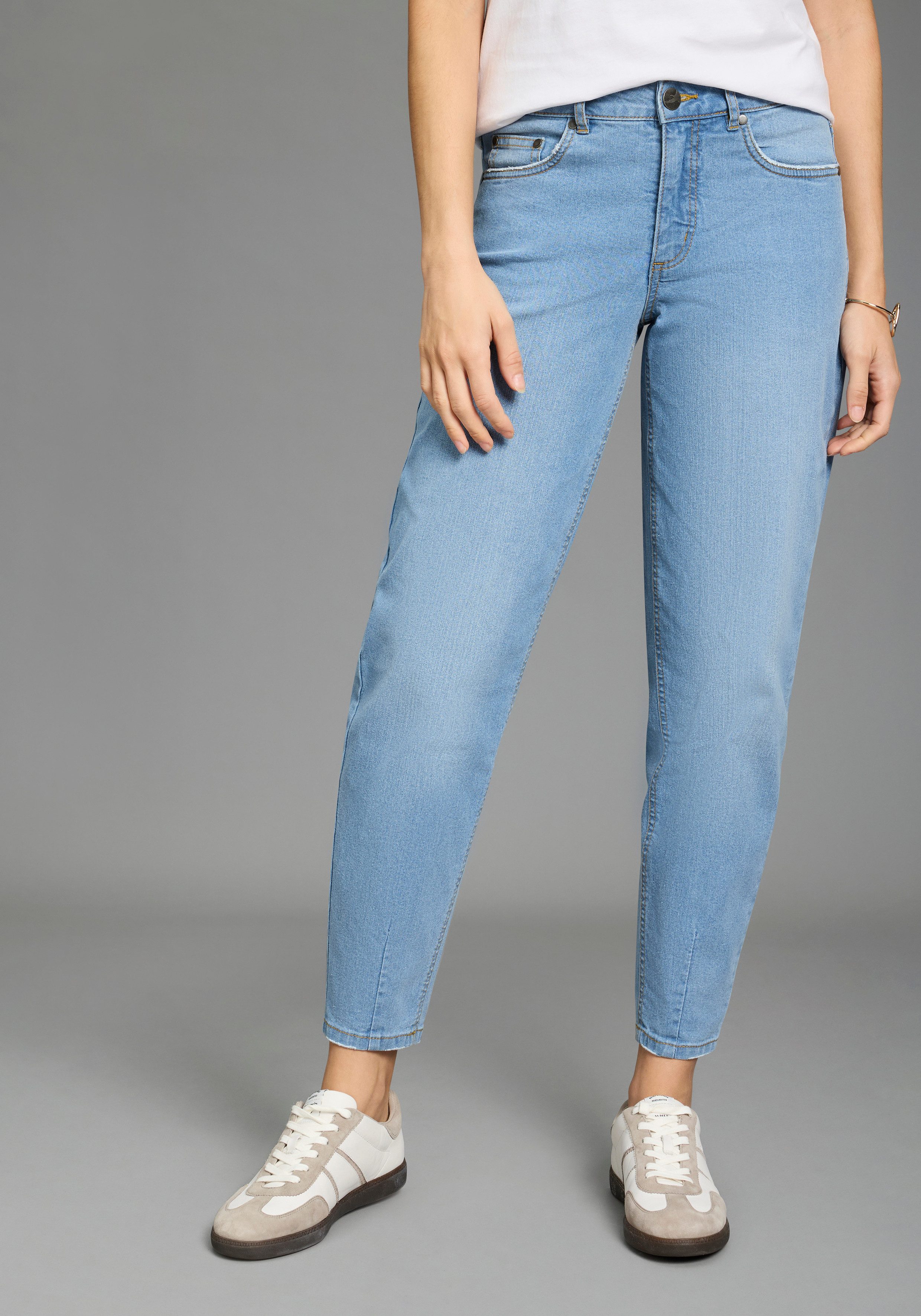 Arizona Comfort-fit-Jeans weite Beinform mit schmalem Abschluss, knöchellanger Schnitt. € 39,99, (€ 39,99 pro 1 Stk).