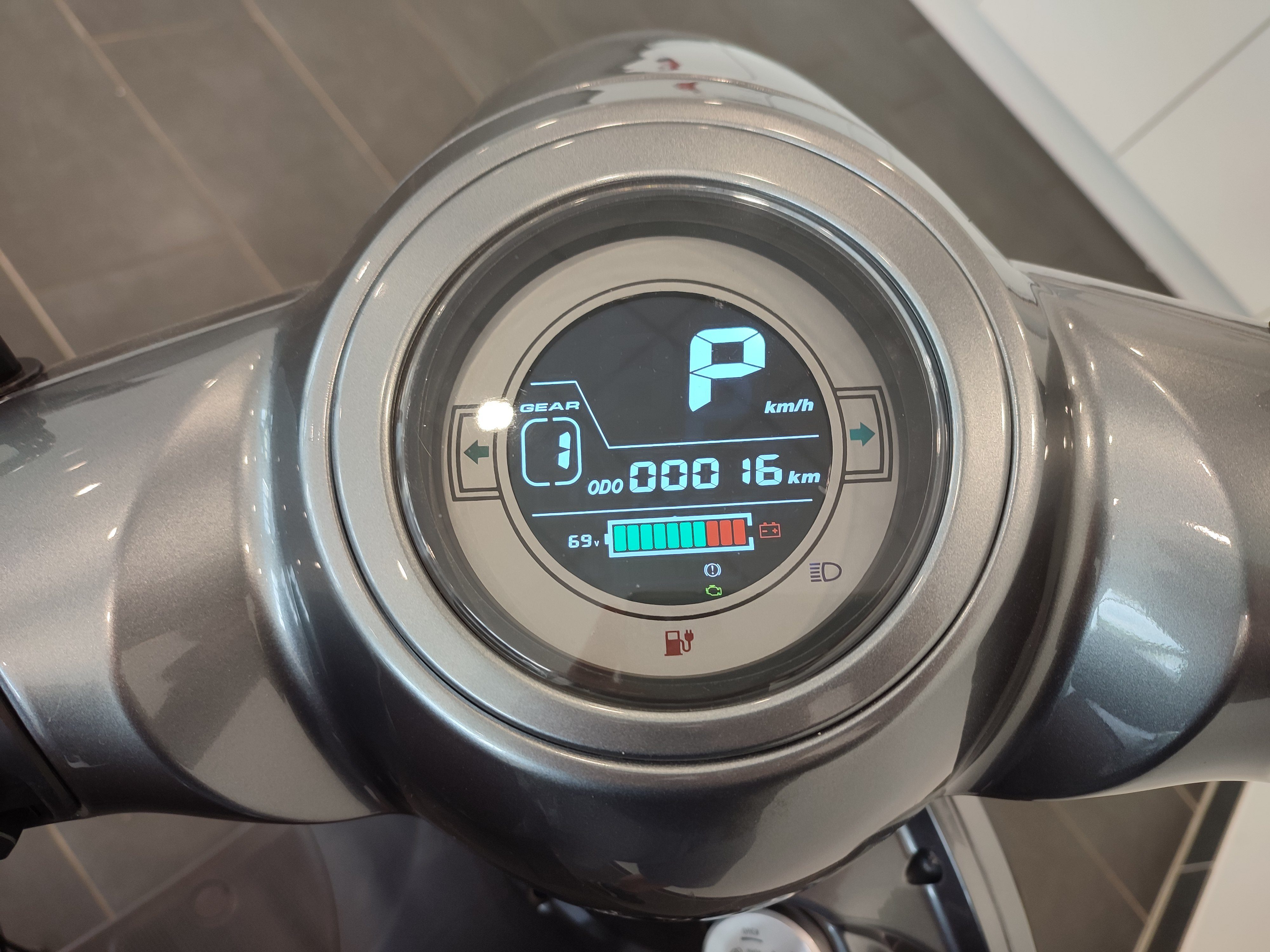 E-Motorroller 75 W, silbergrau 5500 km/h, inklusive Sun-S, Topcase e-kuma