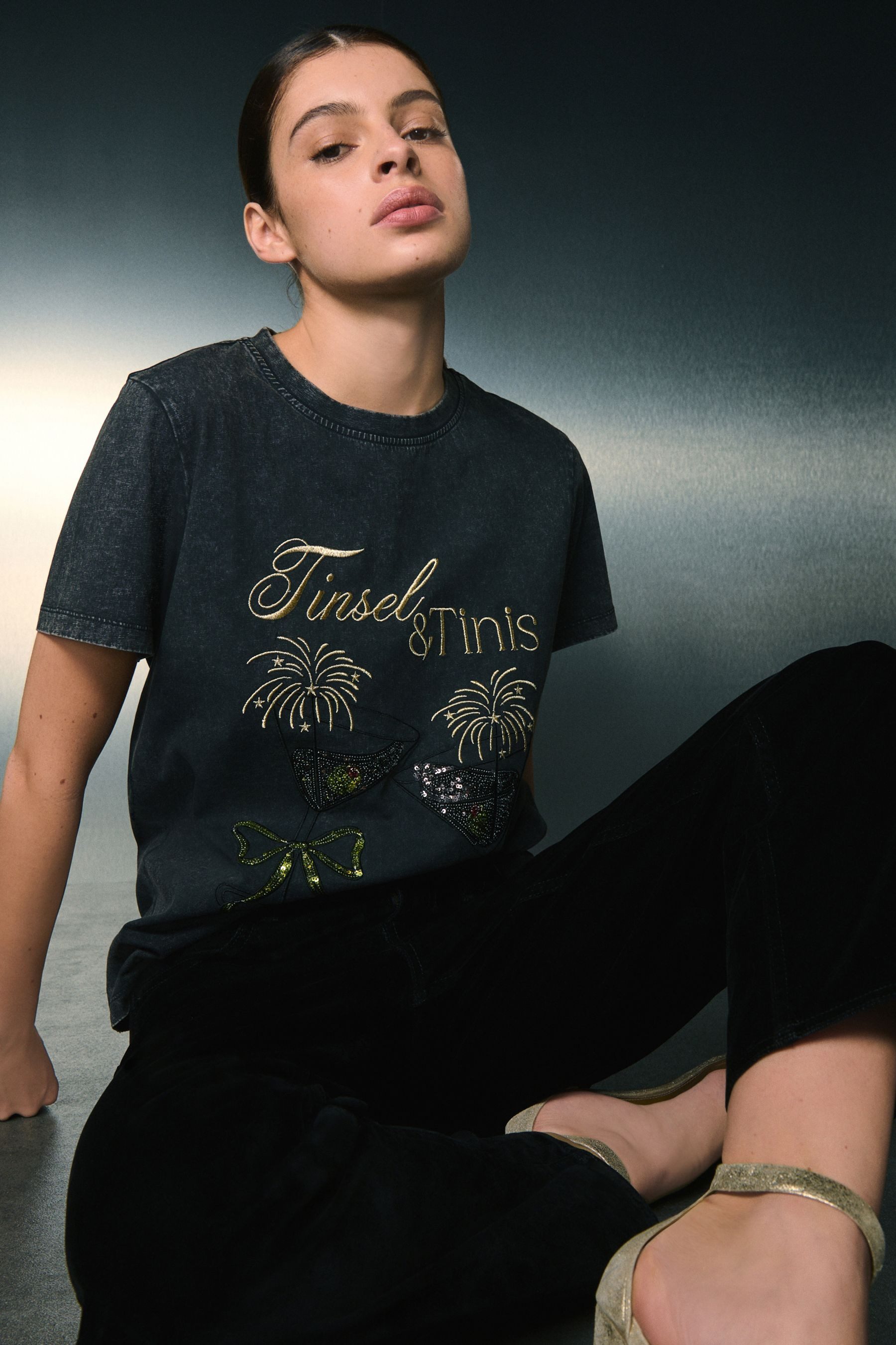 Next T-Shirt Rundhals-T-Shirt mit Tinsel Tinis-Stickerei (1-tlg)