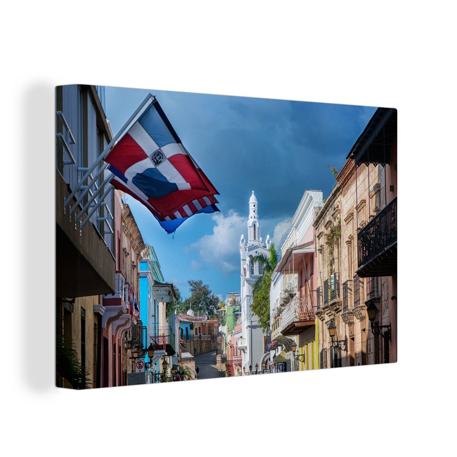 OneMillionCanvasses® Leinwandbild Blick über die Straße mit hängender Flagge der Dominikanischen, (1 St), Wandbild Leinwandbilder, Aufhängefertig, Wanddeko, 30x20 cm