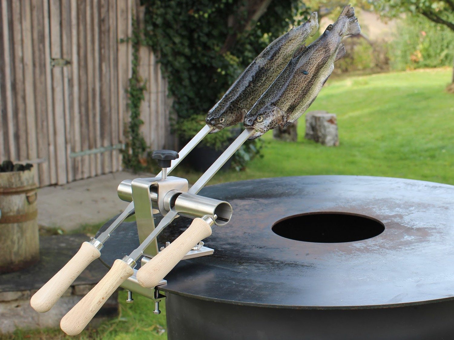 Schilling Fischgrilltechnik Grillguthalter Grillplatte Edelstahlspieße kleine Planchas für Steckerlfisch, Edelstahl & Buche, (Komplettset, Halterung, Spieße, Schrauben, Griffe, Anleitung + Probegewürz), Stabiler Grillplatten Steckerlfischhalter - traditionell Fischgrillen